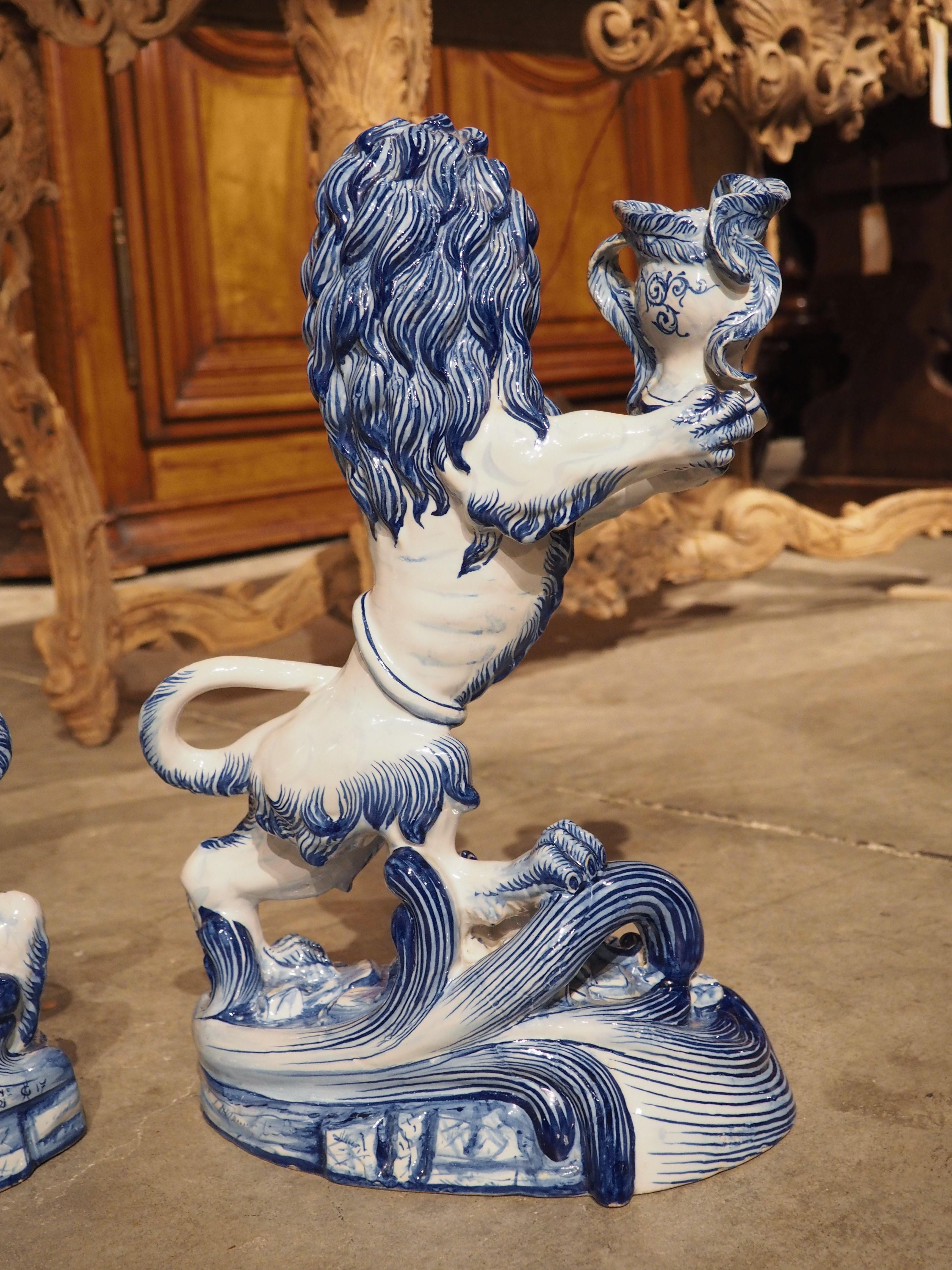 Paire de bougeoirs anciens en faïence de Saint-Clément bleue et blanche avec lion en vente 12