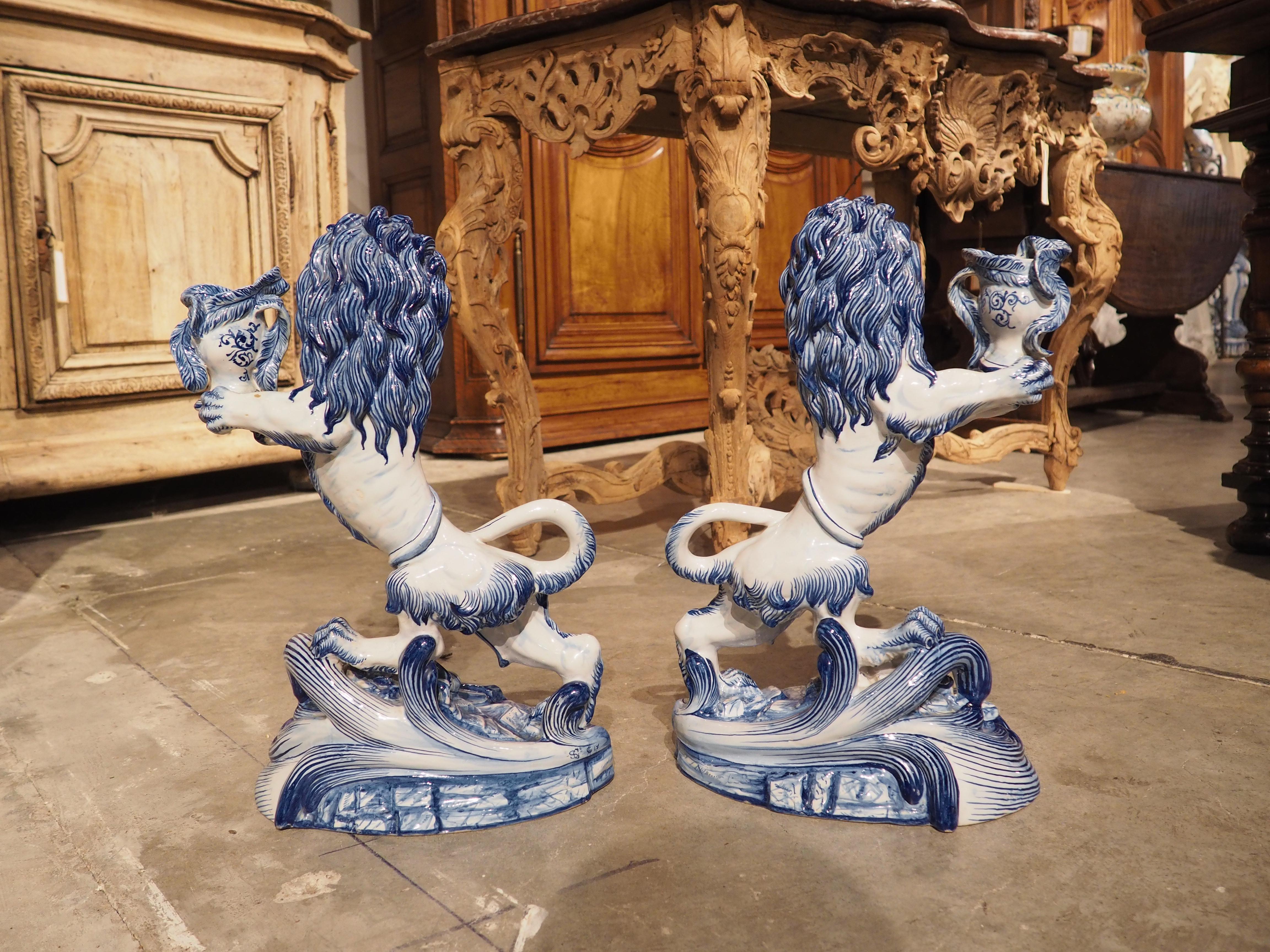 Paire de bougeoirs anciens en faïence de Saint-Clément bleue et blanche avec lion en vente 13