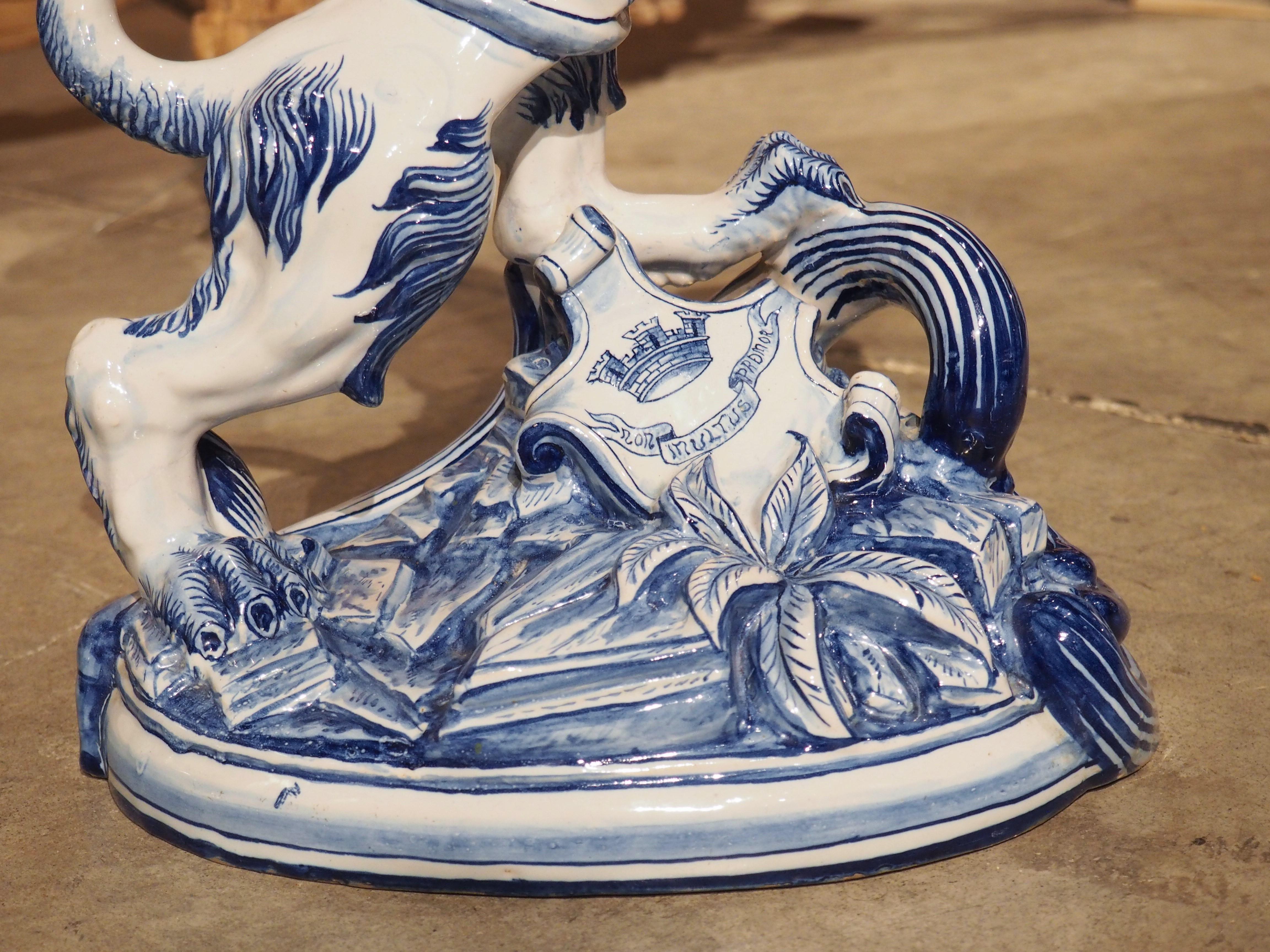 Paar antiker französischer blau-weißer Saint-Clément-Fayence-Löwen-Kerzenständer im Zustand „Gut“ im Angebot in Dallas, TX