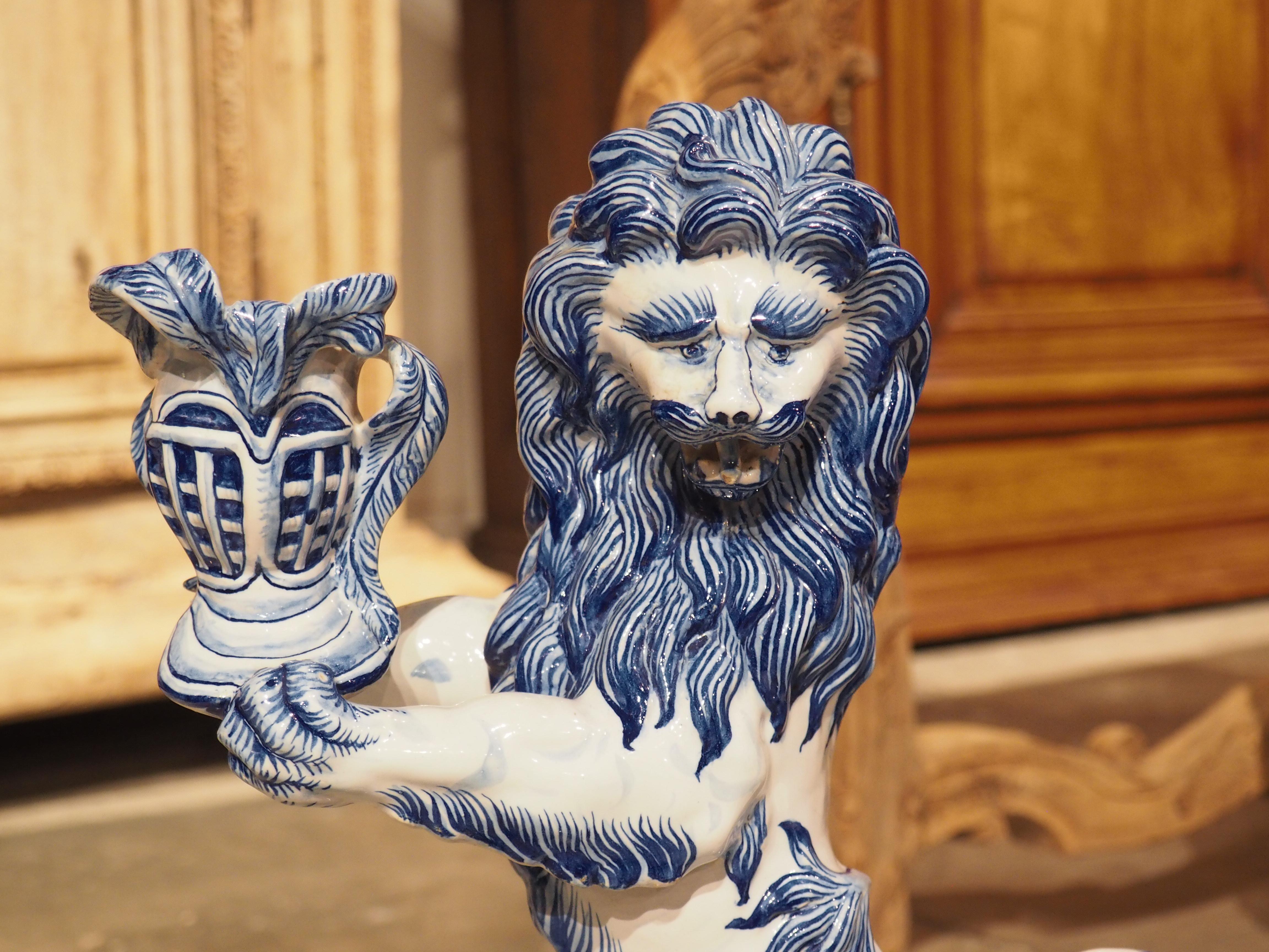 Paar antiker französischer blau-weißer Saint-Clément-Fayence-Löwen-Kerzenständer (Spätes 19. Jahrhundert) im Angebot