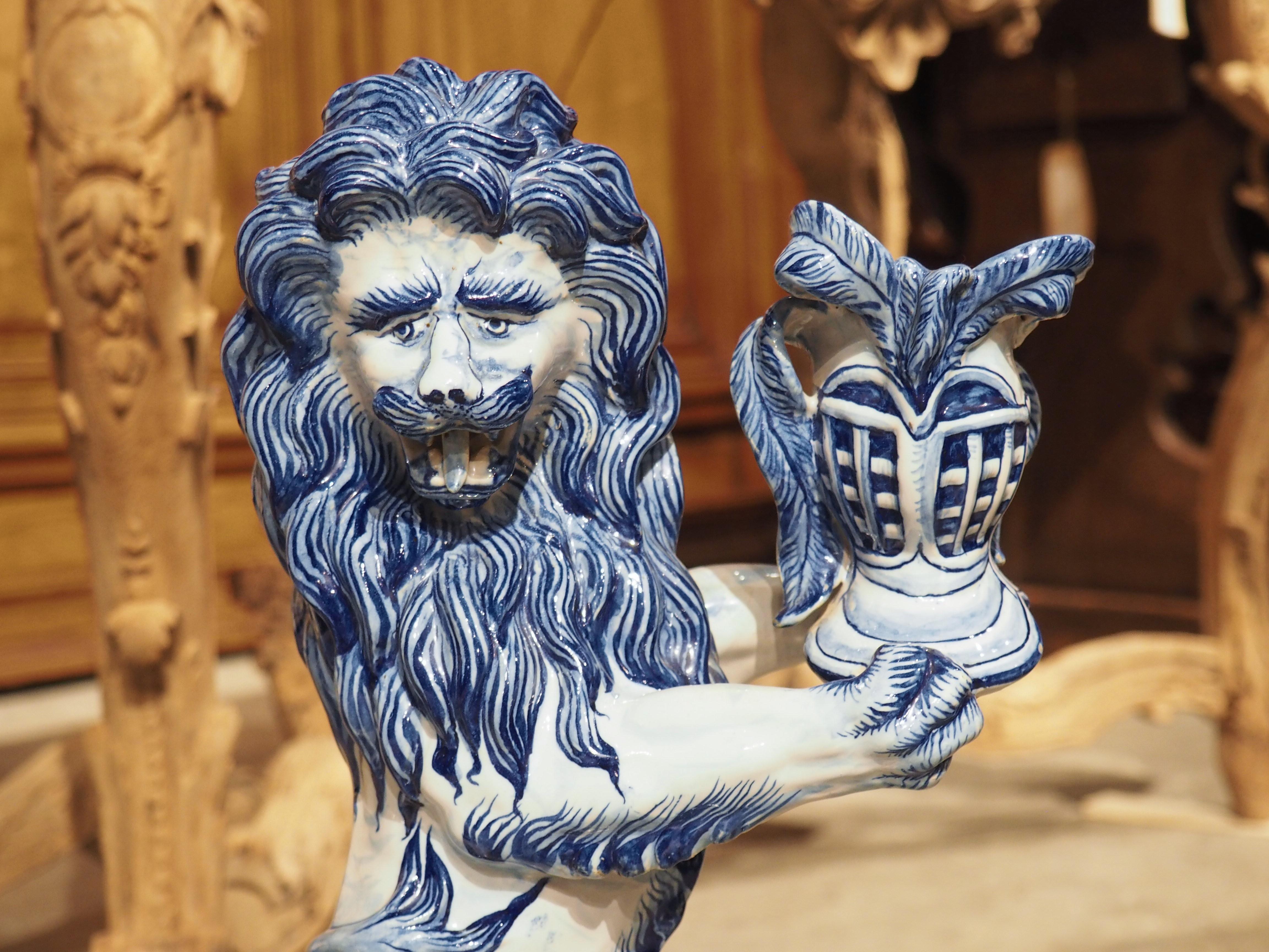 Paar antiker französischer blau-weißer Saint-Clément-Fayence-Löwen-Kerzenständer im Angebot 1