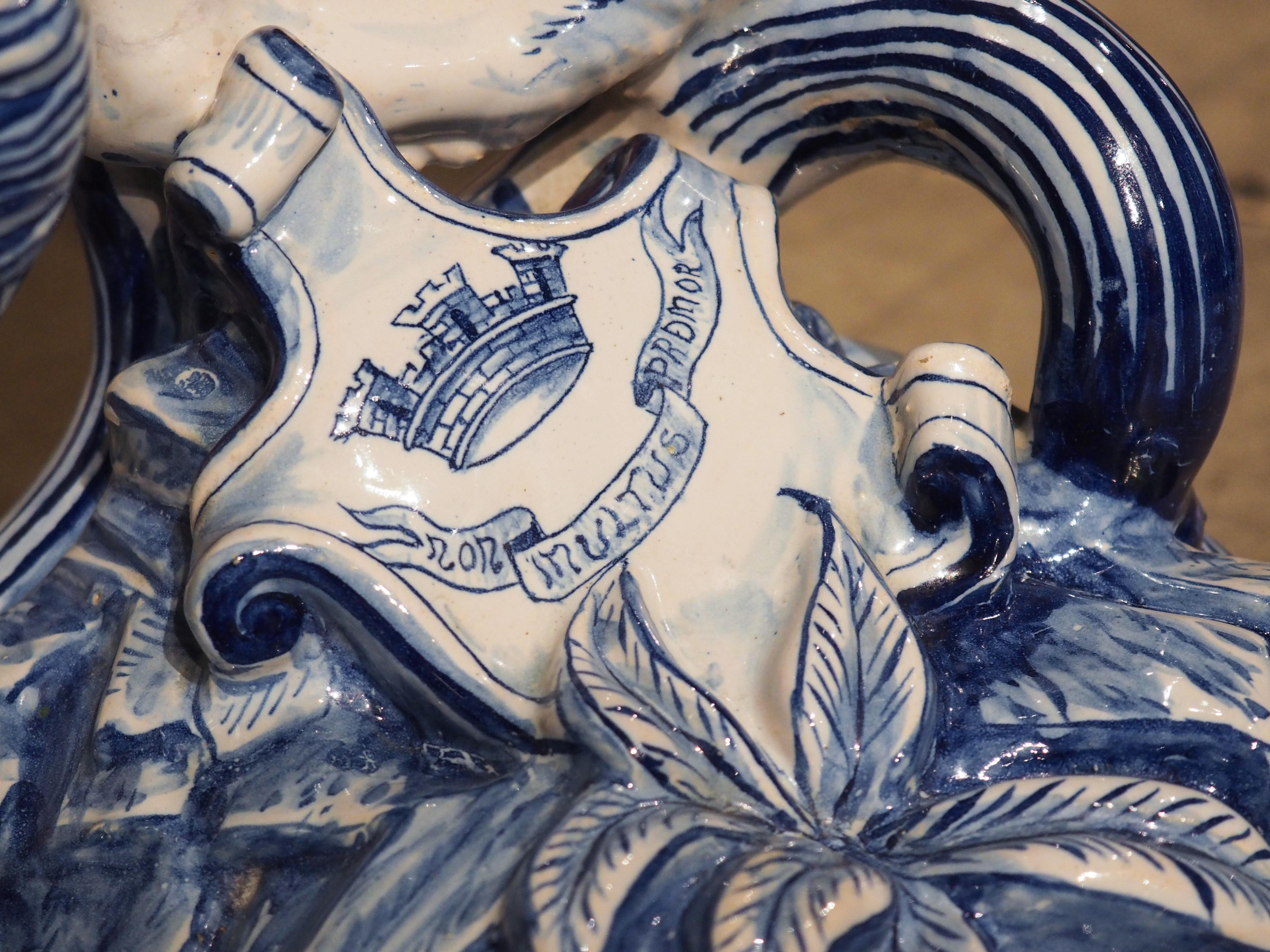 Paire de bougeoirs anciens en faïence de Saint-Clément bleue et blanche avec lion en vente 2