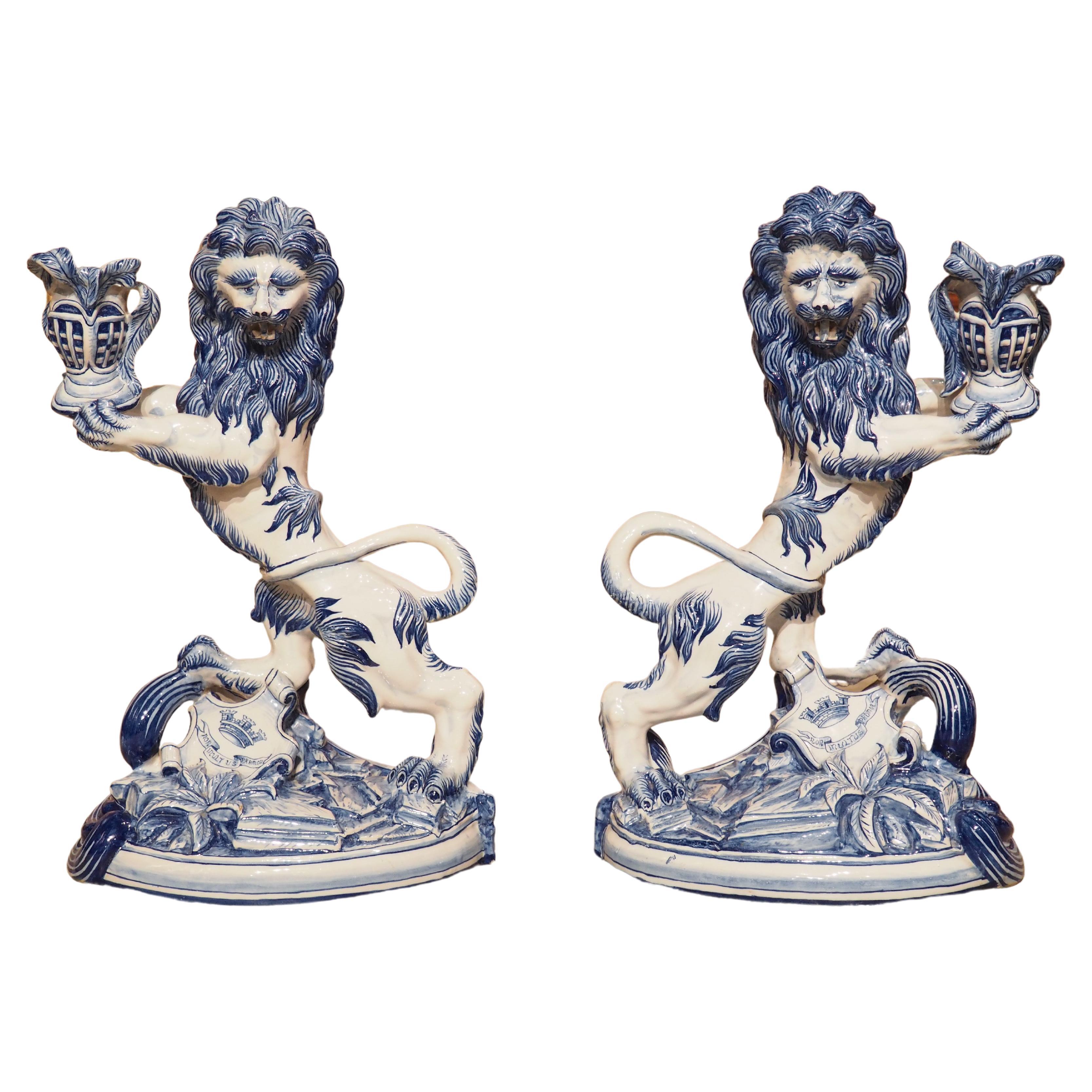 Paar antiker französischer blau-weißer Saint-Clément-Fayence-Löwen-Kerzenständer im Angebot