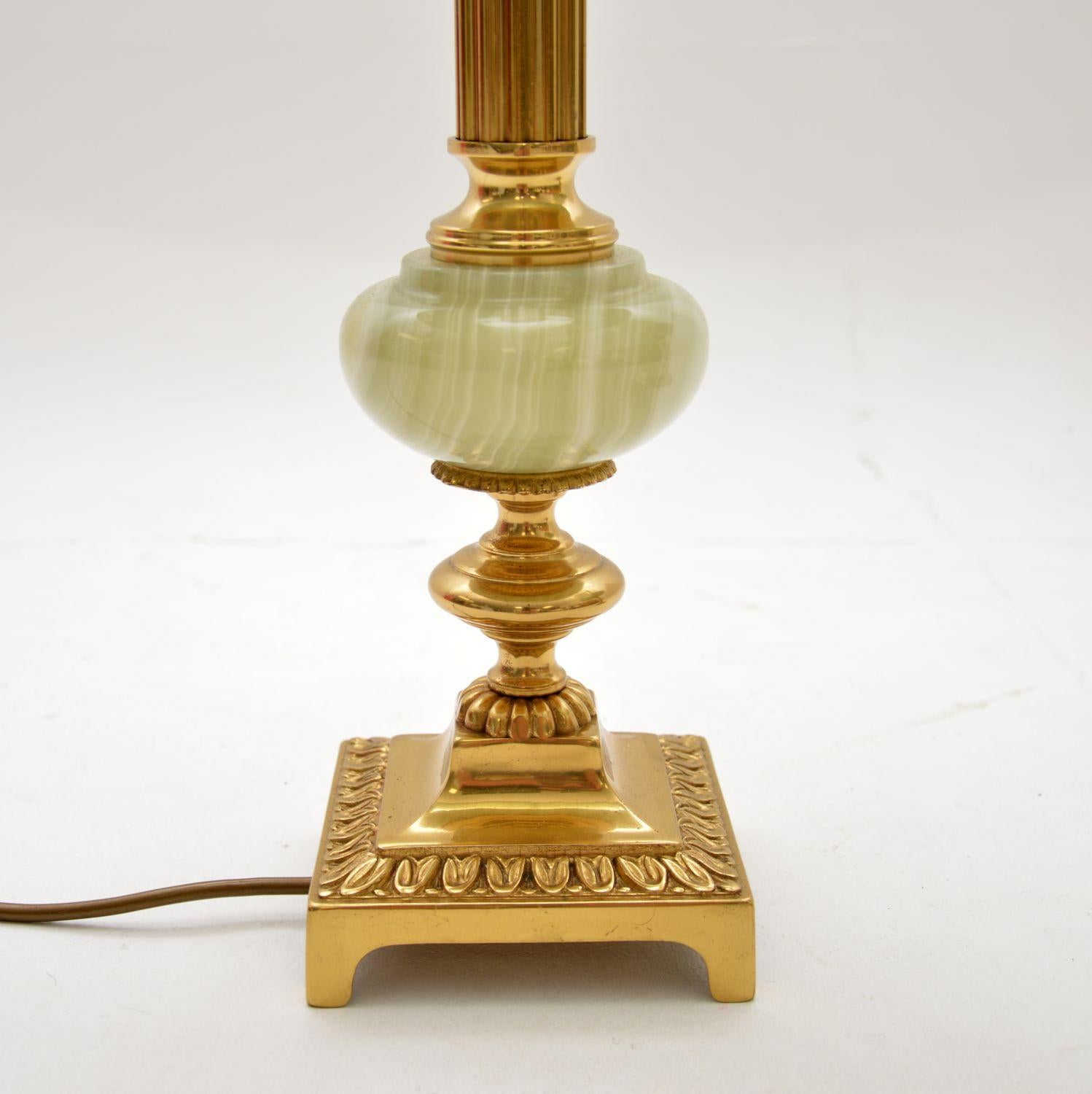Milieu du XXe siècle Paire de lampes de bureau françaises anciennes en laiton et onyx en vente