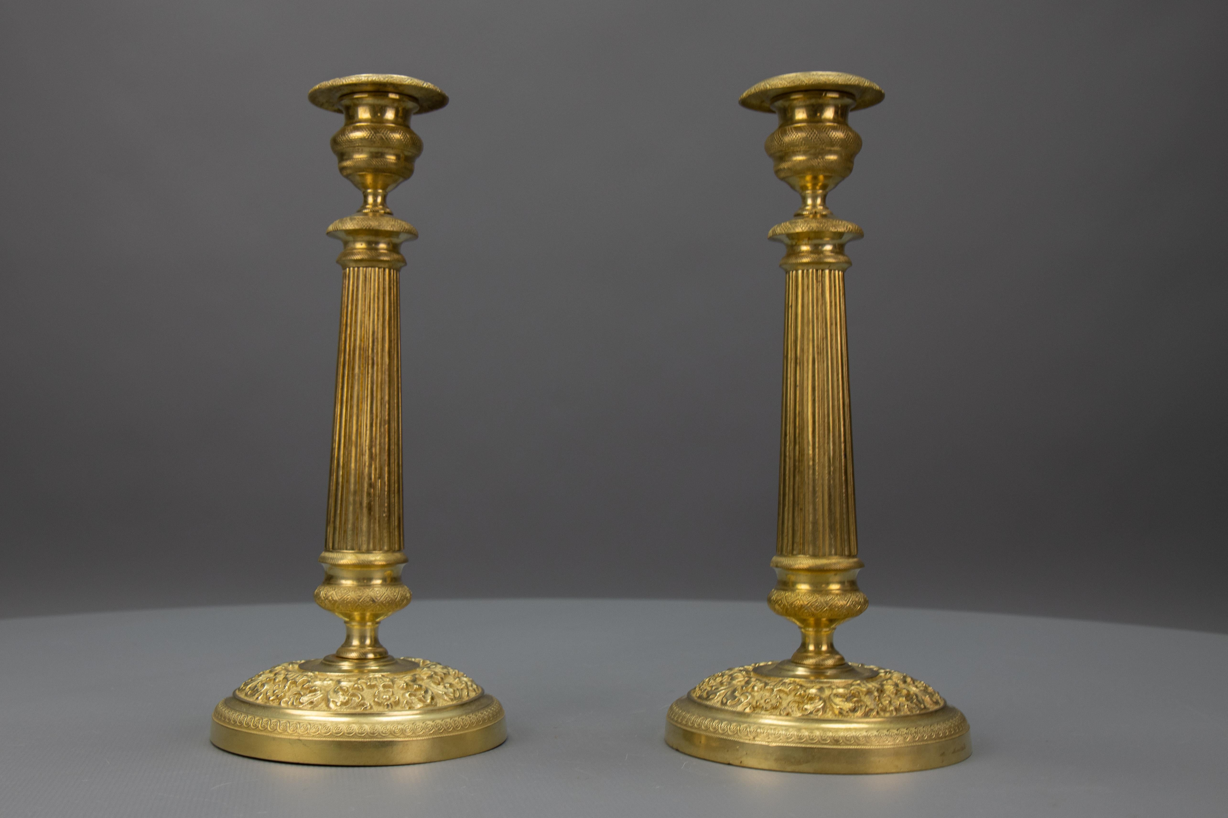 Coppia di candelieri antichi in ottone francese con motivi floreali, anni '20 in vendita 5