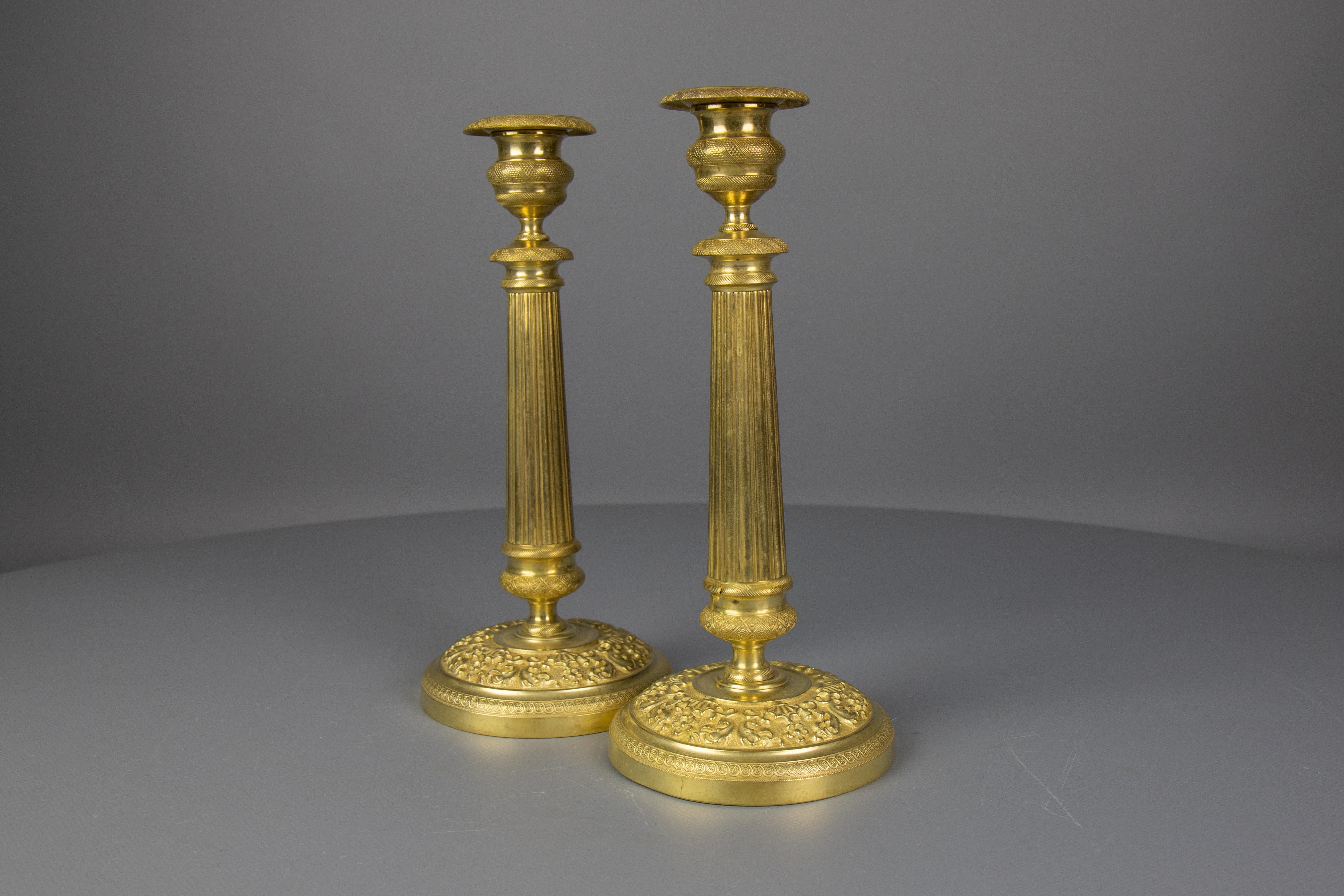 Coppia di candelieri antichi in ottone francese con motivi floreali, anni '20 in vendita 11
