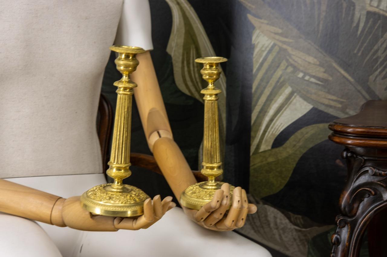 Coppia di candelieri antichi in ottone francese con motivi floreali, anni '20 In condizioni buone in vendita a Barntrup, DE