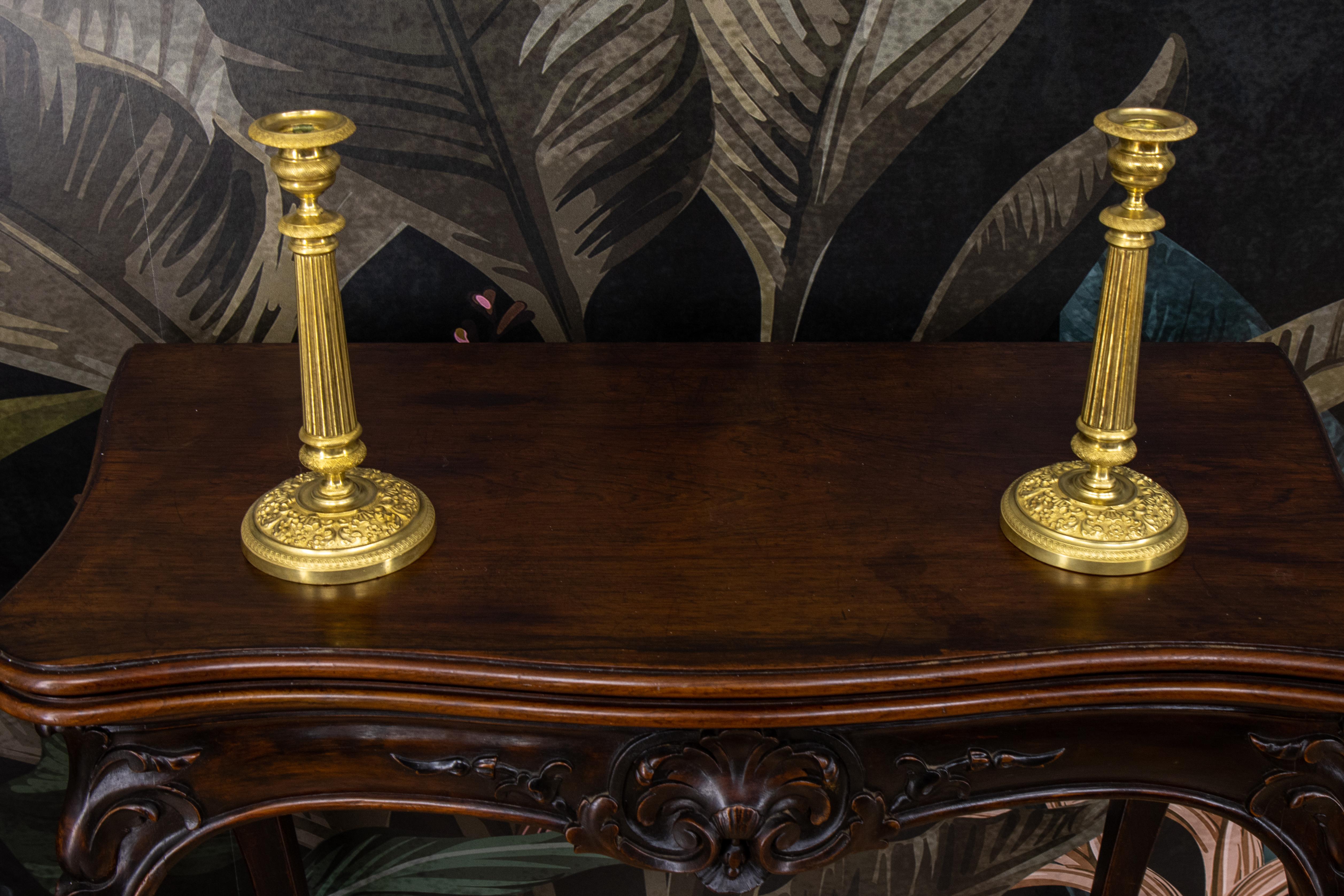Coppia di candelieri antichi in ottone francese con motivi floreali, anni '20 in vendita 1