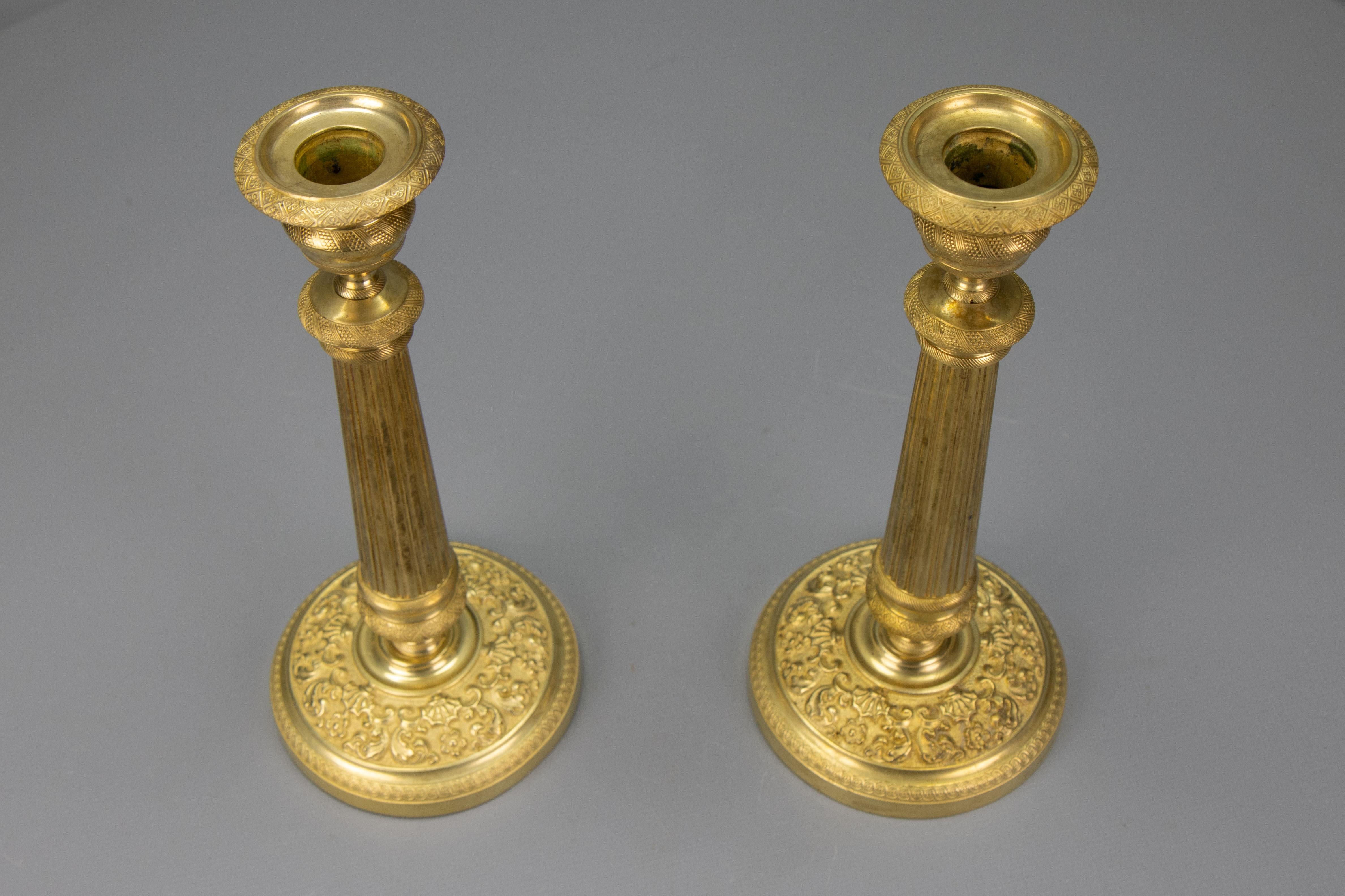 Coppia di candelieri antichi in ottone francese con motivi floreali, anni '20 in vendita 2