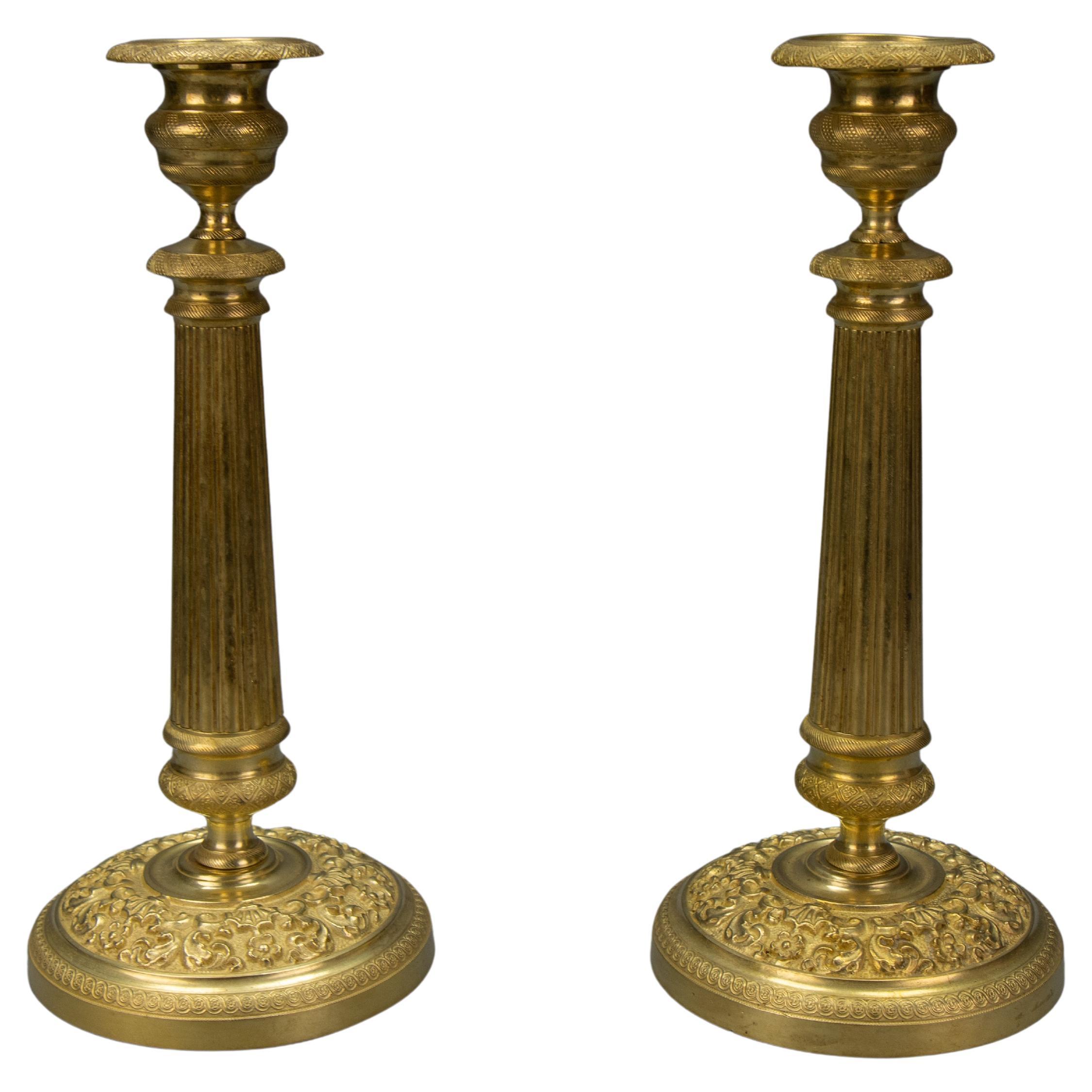 Paire de chandeliers français anciens en laiton à motifs floraux, années 1920