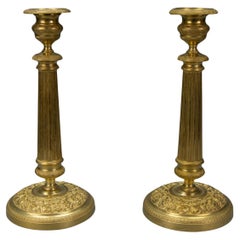 Coppia di candelieri antichi in ottone francese con motivi floreali, anni '20