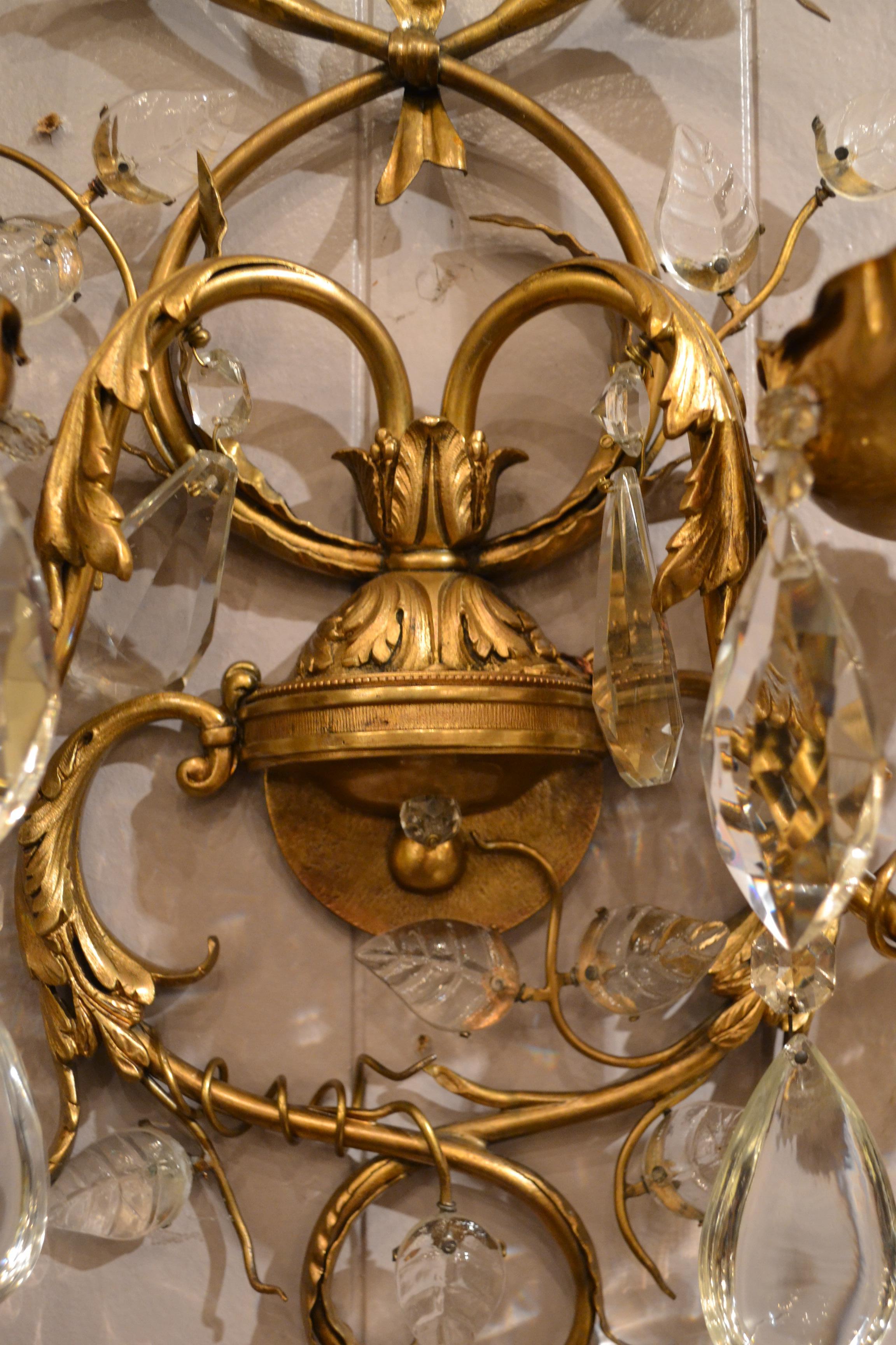 Paire d'Appliques Françaises Anciennes en Bronze et Cristal Bon état - En vente à New Orleans, LA