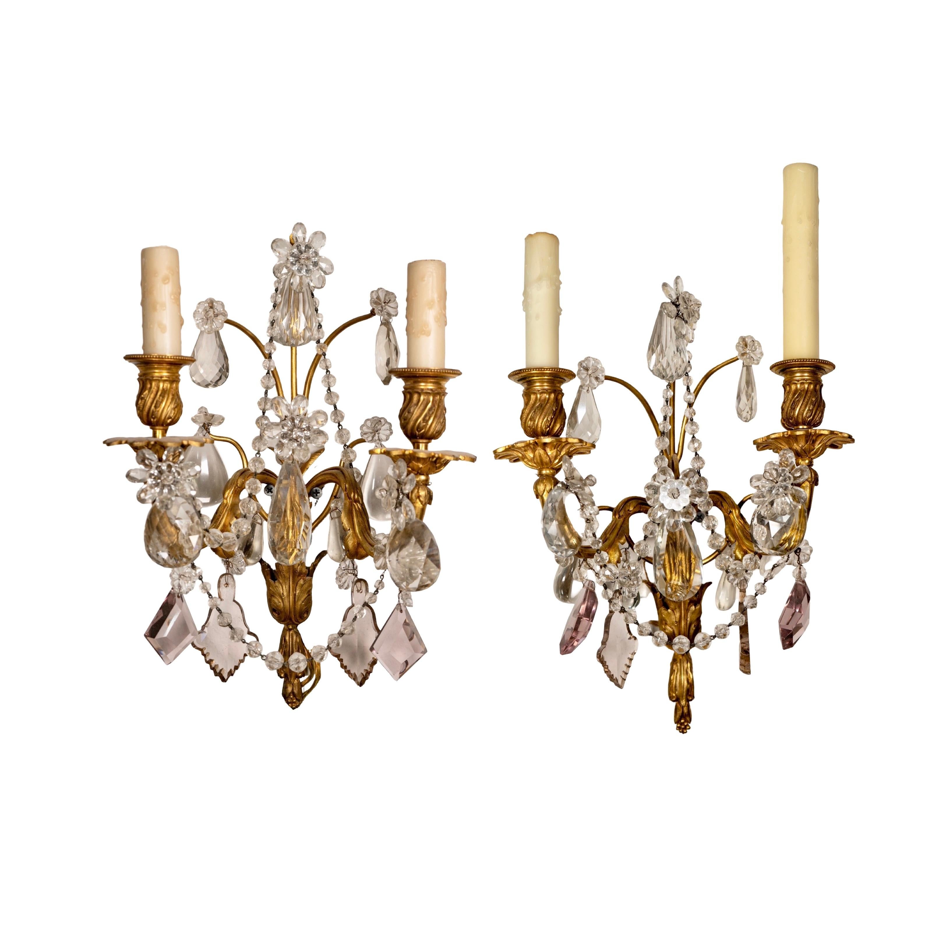 Ces appliques murales en bronze français antique et en cristal des années 1960 ajoutent une touche d'élégance vintage à n'importe quelle pièce. Récupérés en France, ils présentent des détails complexes en bronze et sont câblés pour une apparence
