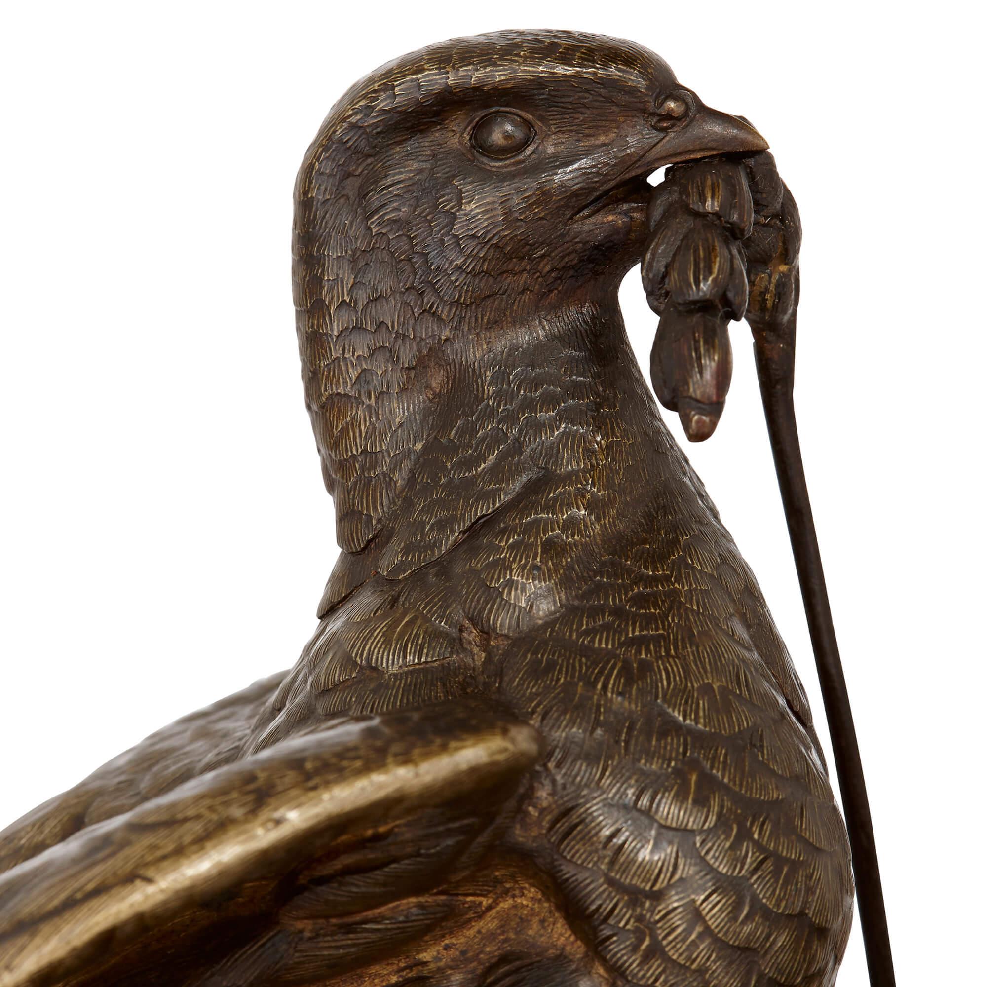 Ces modèles de perdrix sont de superbes exemples du travail de l'animalier. Elles sont l'œuvre du sculpteur Jules Moigniez (français, 1835-1894), artiste réputé pour ses représentations d'animaux, et en particulier de gibier à plumes, d'une grande