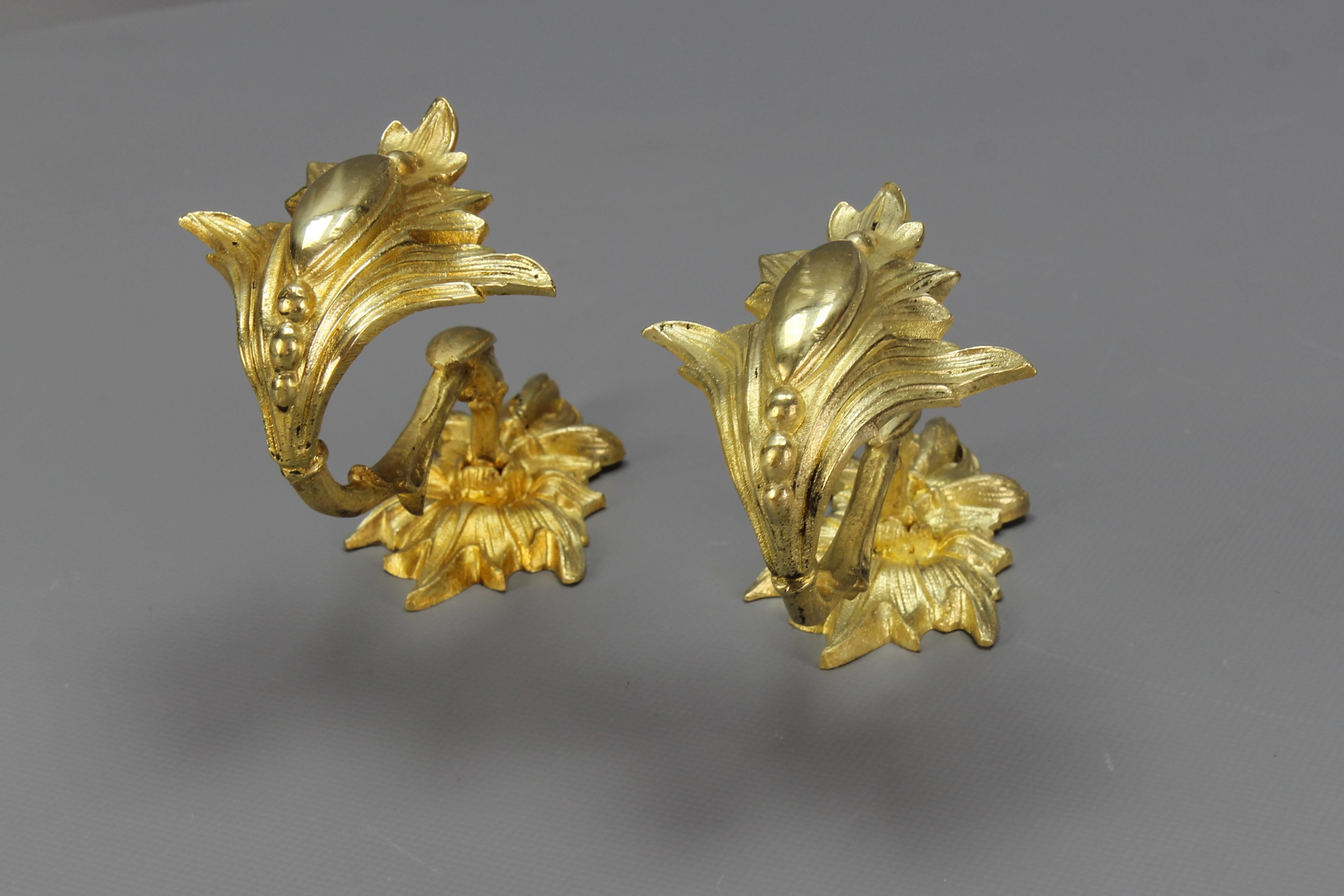 Paar antike französische Bronze-Kleiderbügel- oder Vorhängeleuchter  im Angebot 4