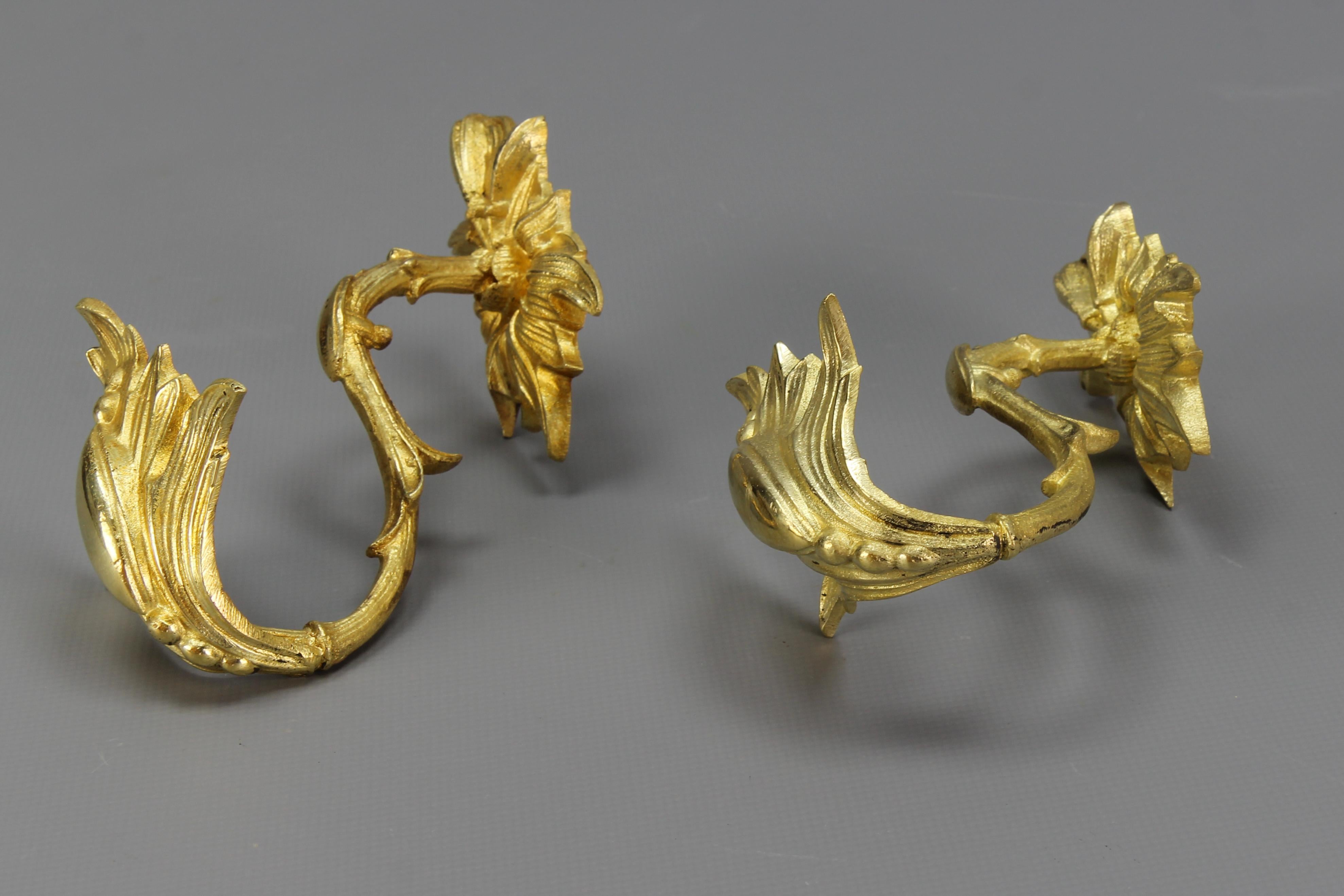 Paar antike französische Bronze-Kleiderbügel- oder Vorhängeleuchter  im Angebot 6