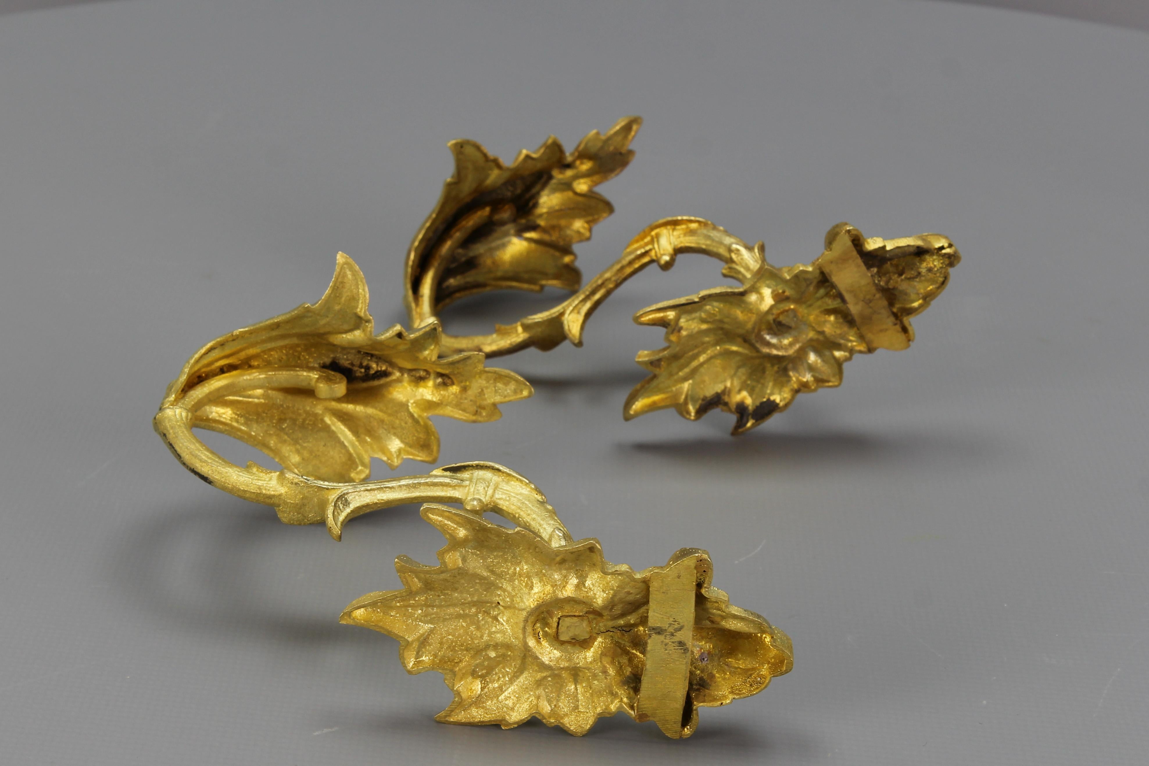 Paar antike französische Bronze-Kleiderbügel- oder Vorhängeleuchter  im Angebot 8
