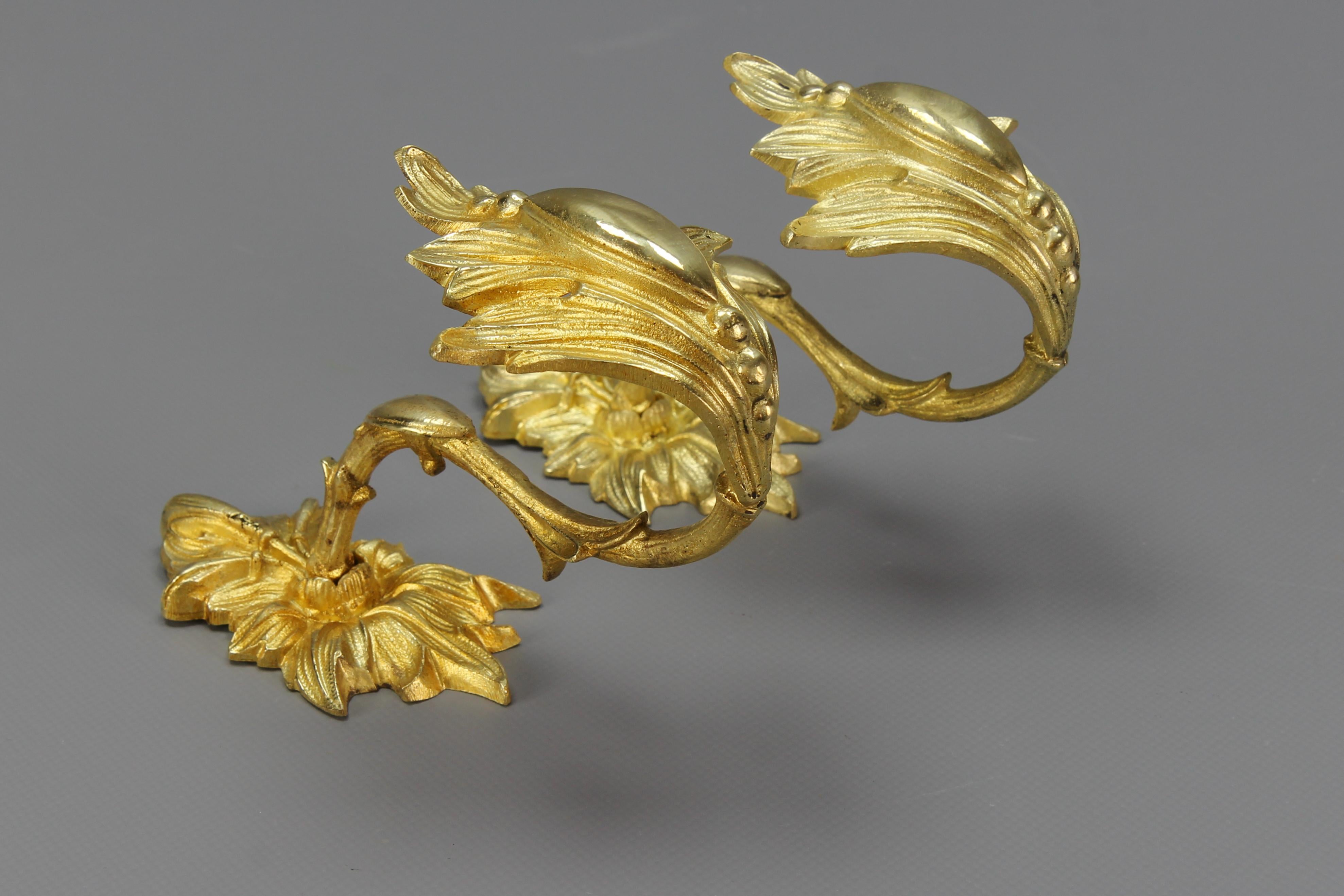 Paar antike französische Bronze-Kleiderbügel- oder Vorhängeleuchter  (Rokoko) im Angebot