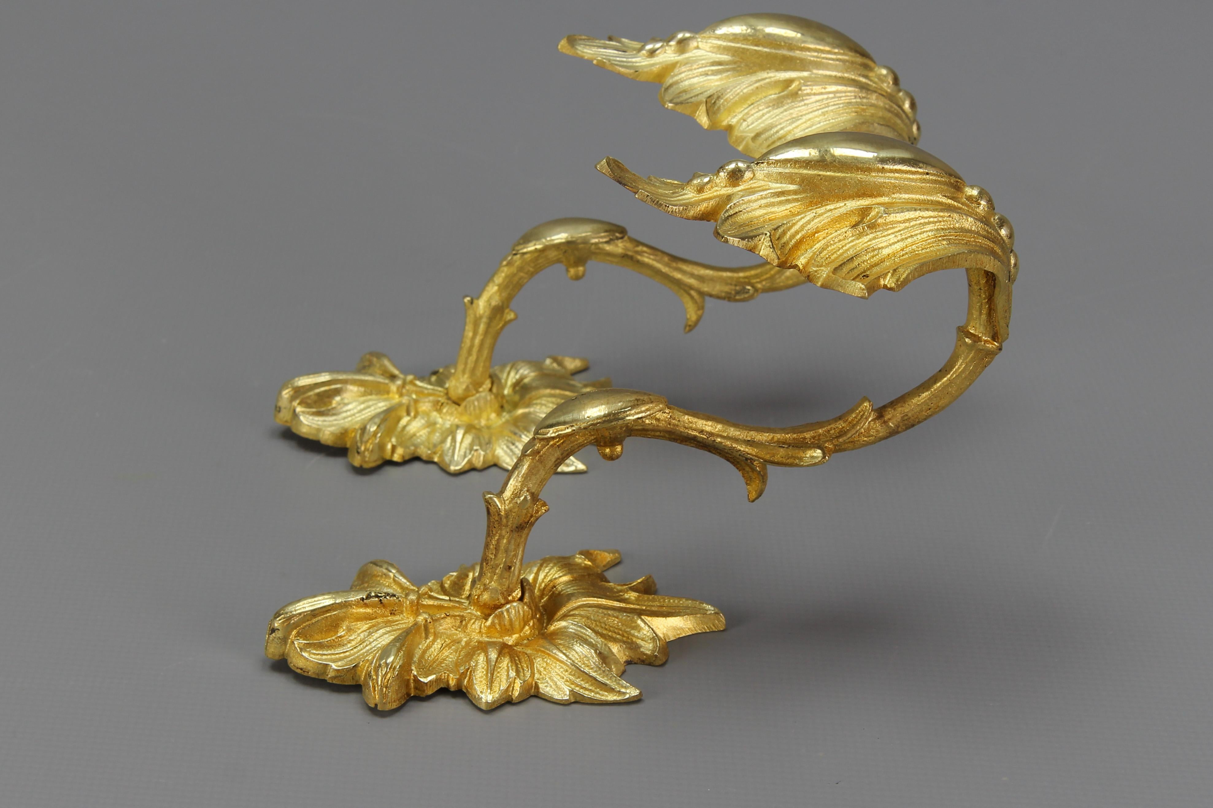Paar antike französische Bronze-Kleiderbügel- oder Vorhängeleuchter  (Französisch) im Angebot