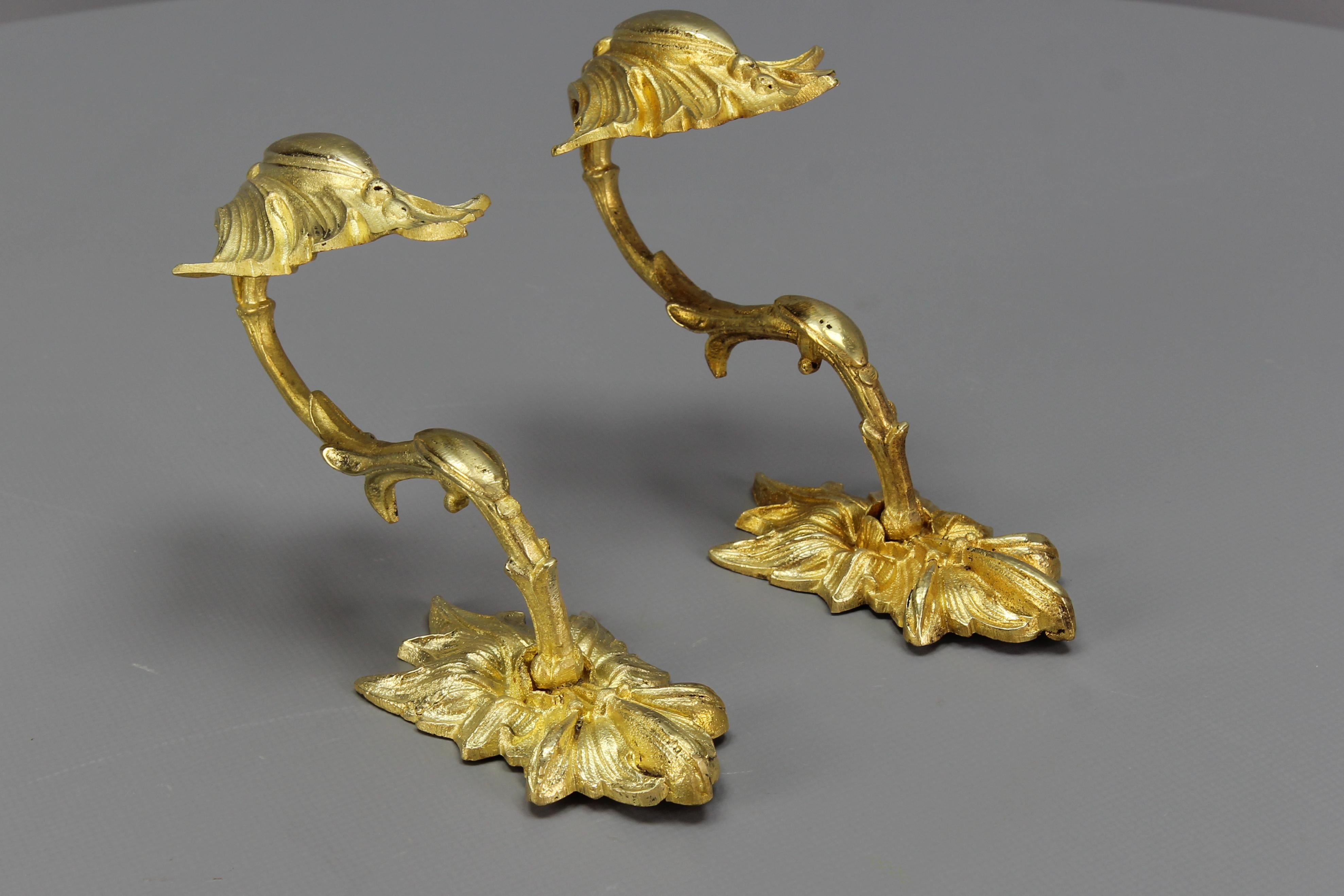 Paar antike französische Bronze-Kleiderbügel- oder Vorhängeleuchter  im Angebot 1