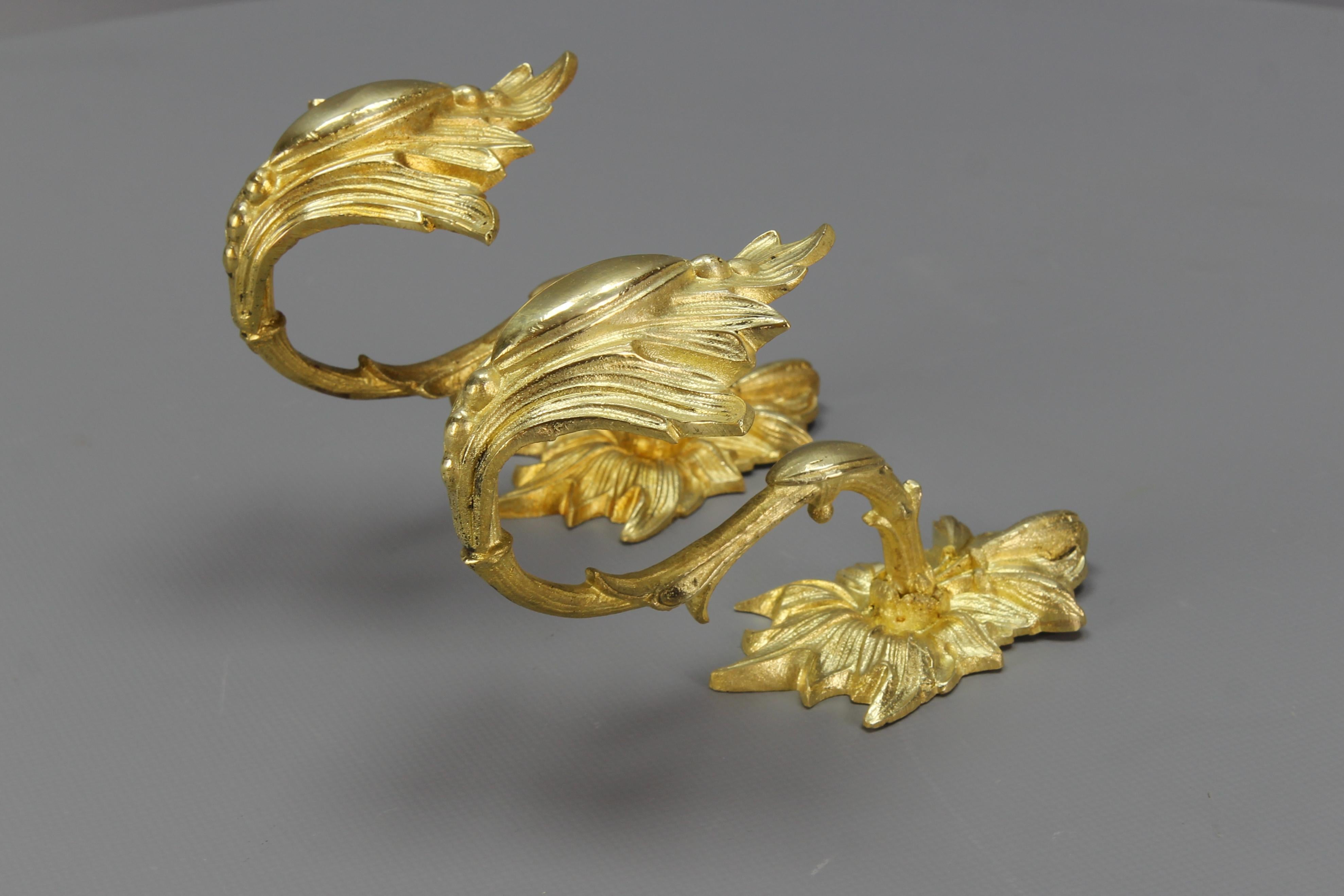 Paar antike französische Bronze-Kleiderbügel- oder Vorhängeleuchter  im Angebot 3