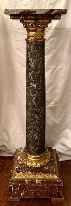 Par de pedestales antiguos franceses de bronce d'oré y mármol, de alrededor de 1890.