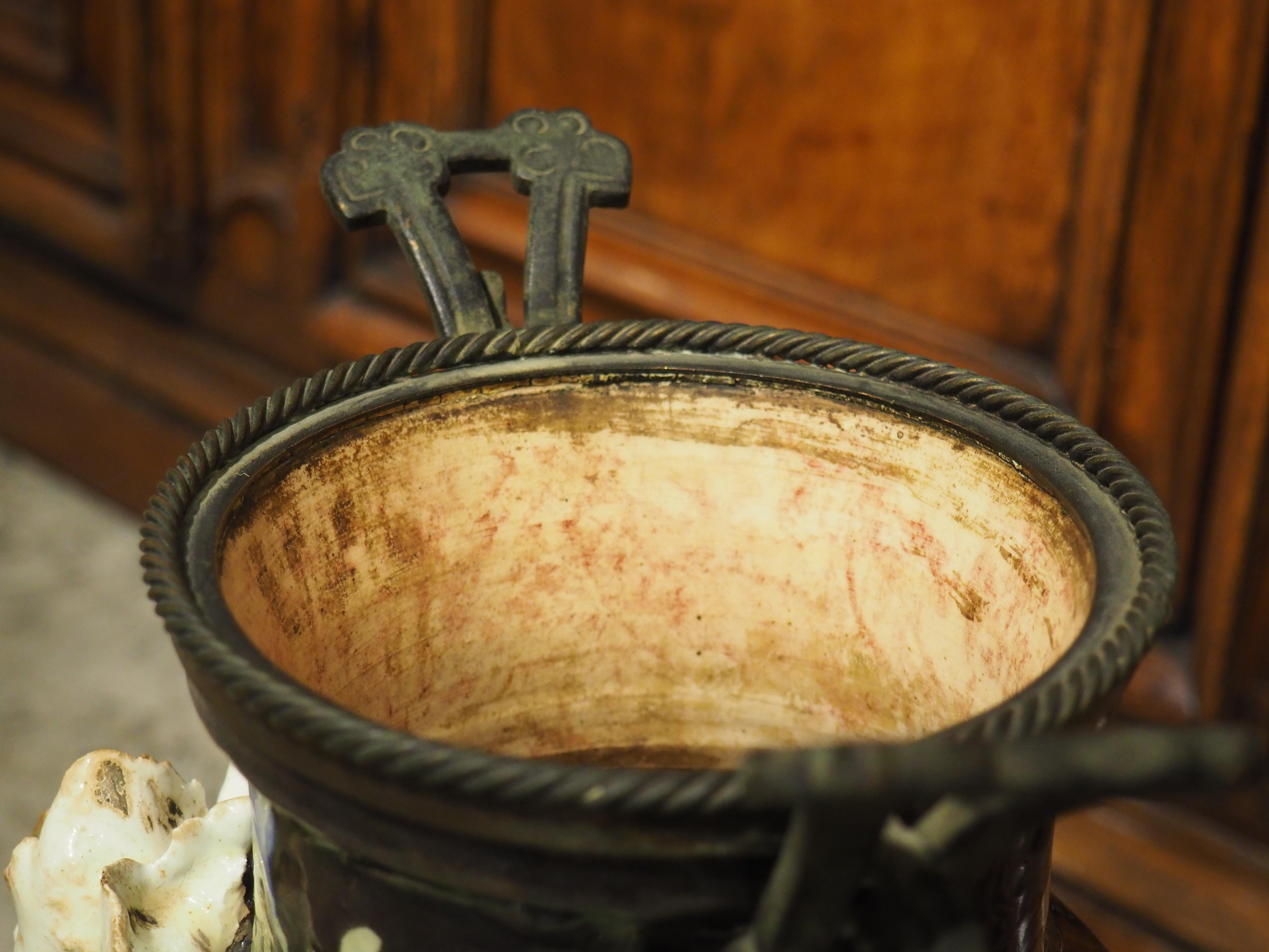 Giapponismo Coppia di vasi di bronzo antichi francesi con grossi rilievi a Barbotine, CIRCA 1880 in vendita
