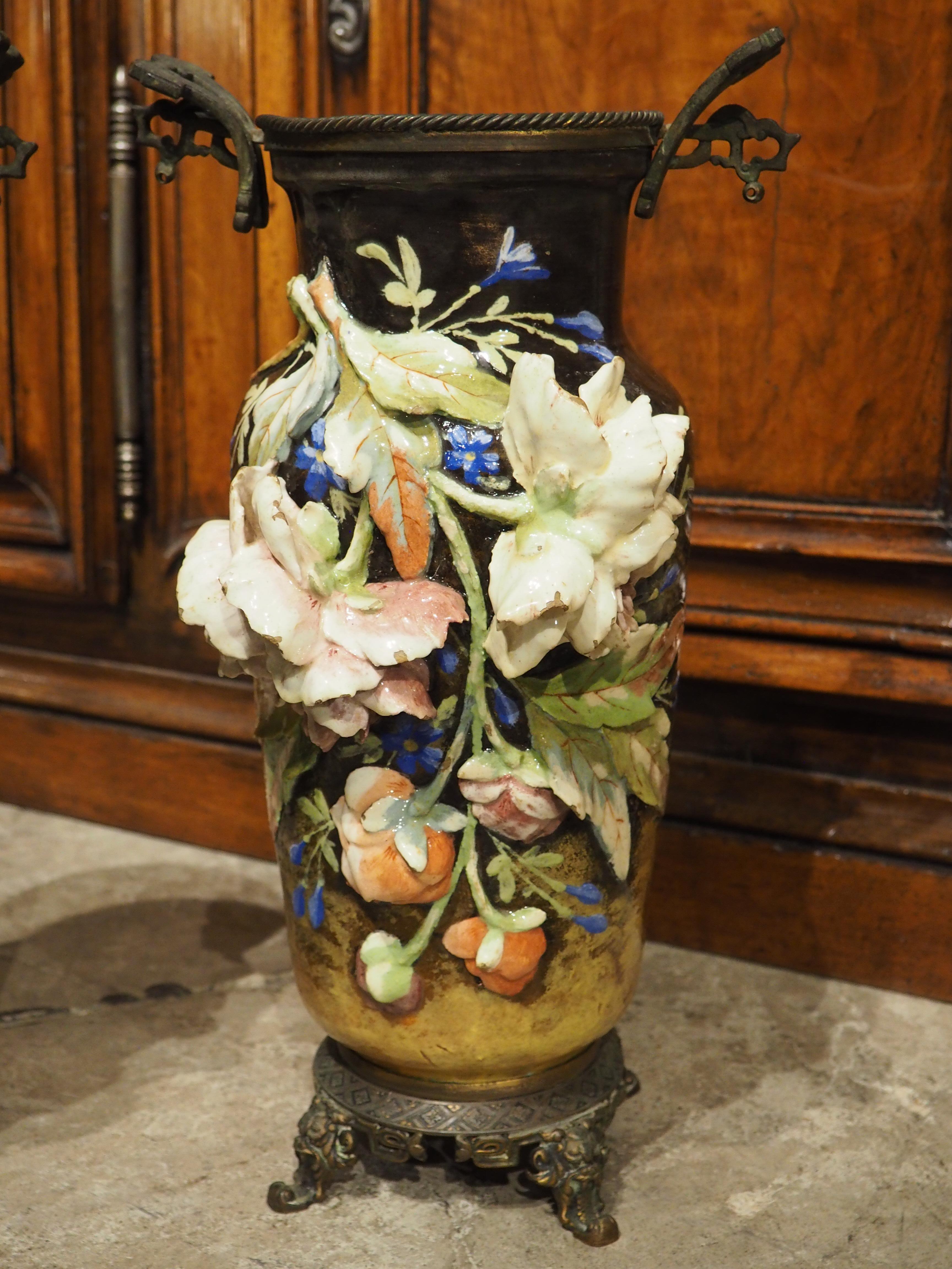Dipinto a mano Coppia di vasi di bronzo antichi francesi con grossi rilievi a Barbotine, CIRCA 1880 in vendita