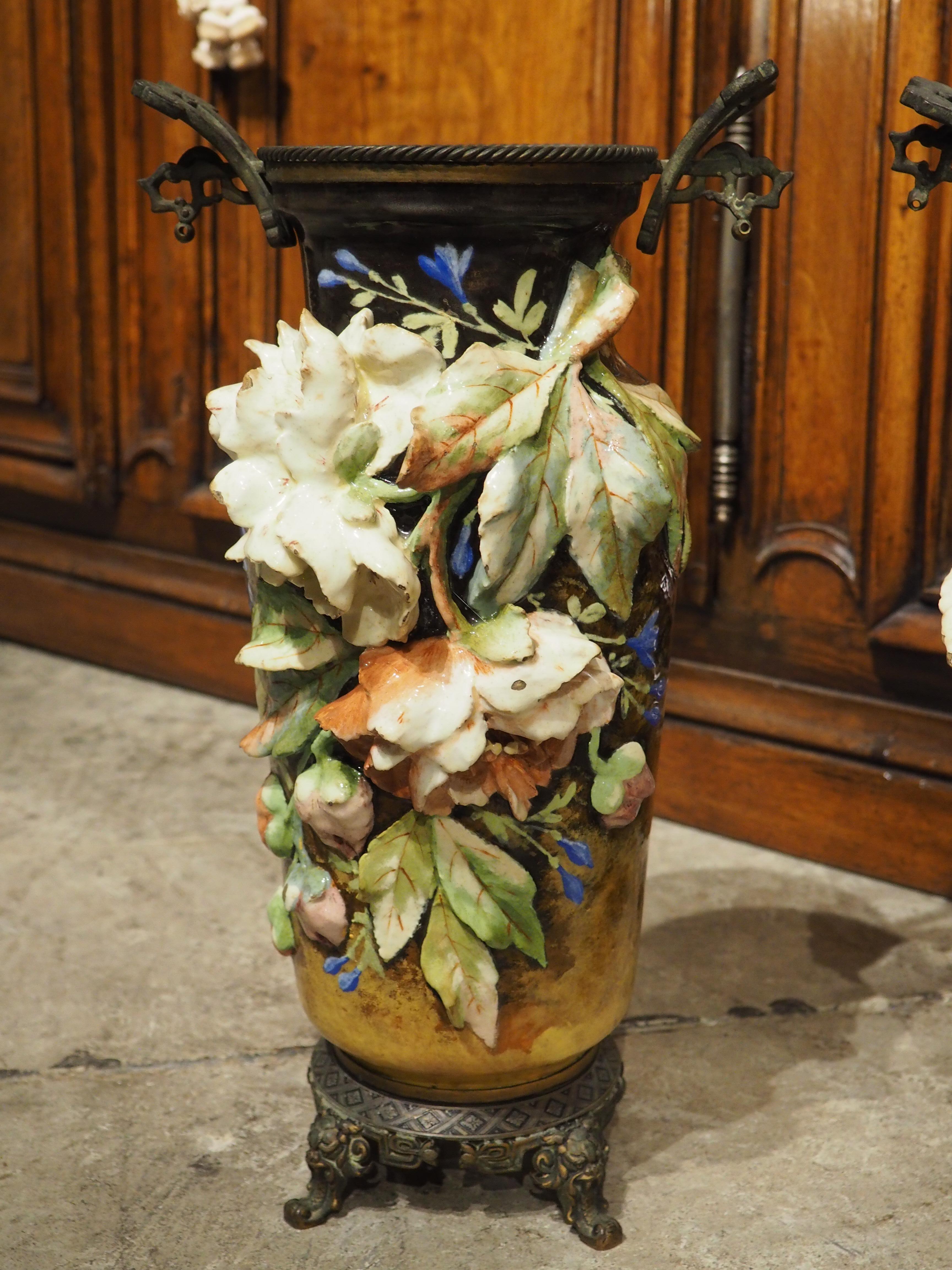 Coppia di vasi di bronzo antichi francesi con grossi rilievi a Barbotine, CIRCA 1880 In condizioni buone in vendita a Dallas, TX