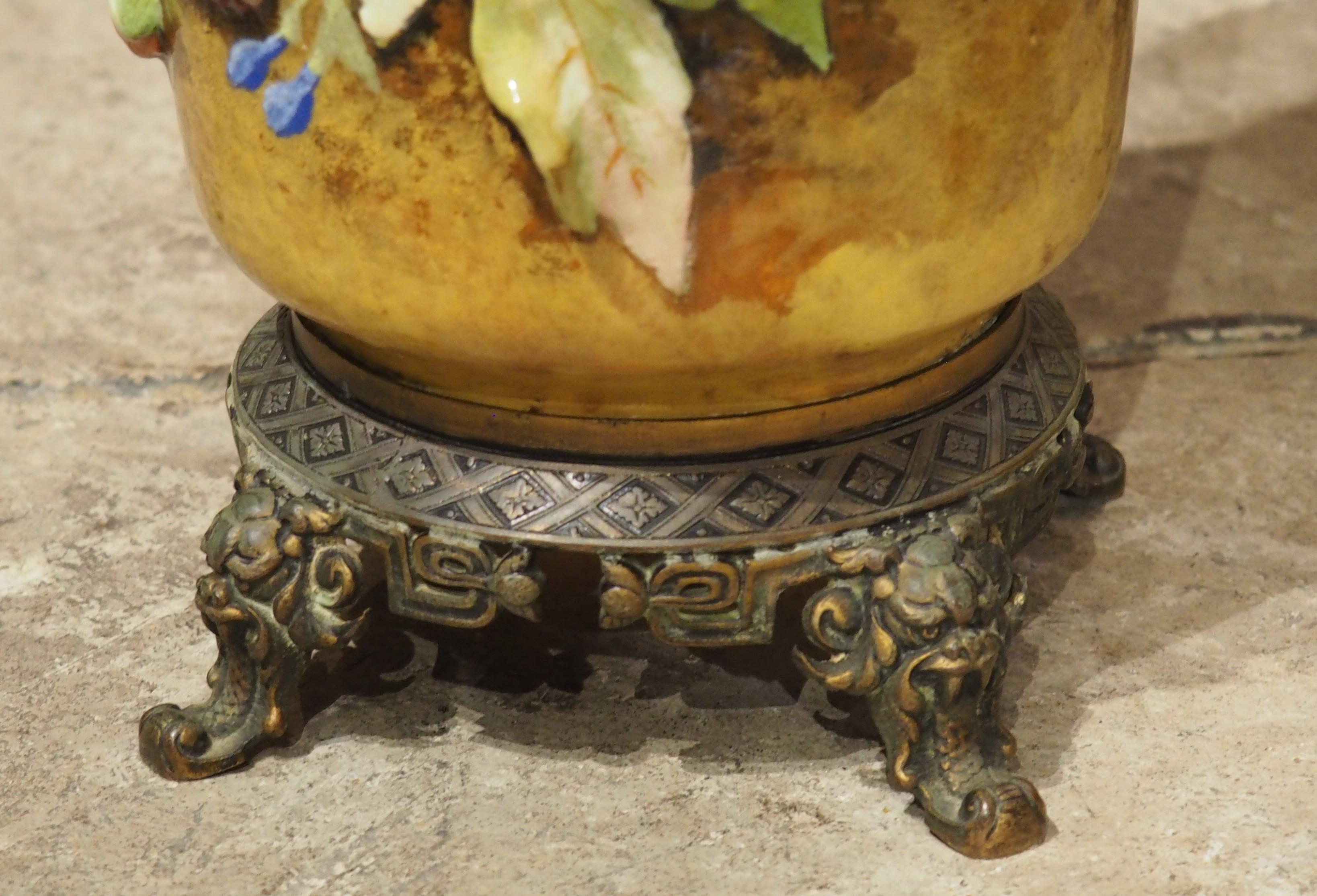 Metallo Coppia di vasi di bronzo antichi francesi con grossi rilievi a Barbotine, CIRCA 1880 in vendita