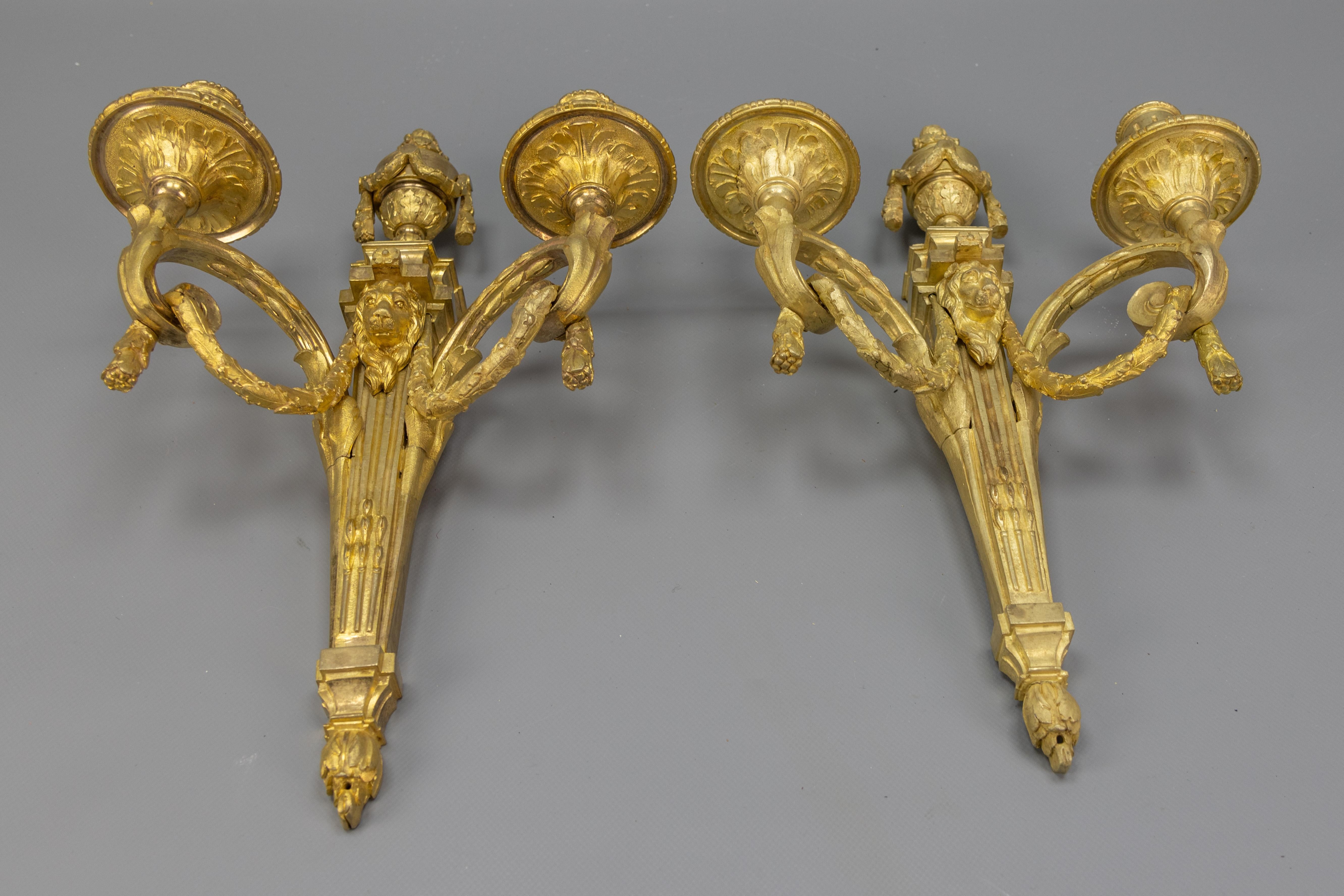 Coppia di candelabri da parete in bronzo francese con teste di leone, 1890 ca. in vendita 4