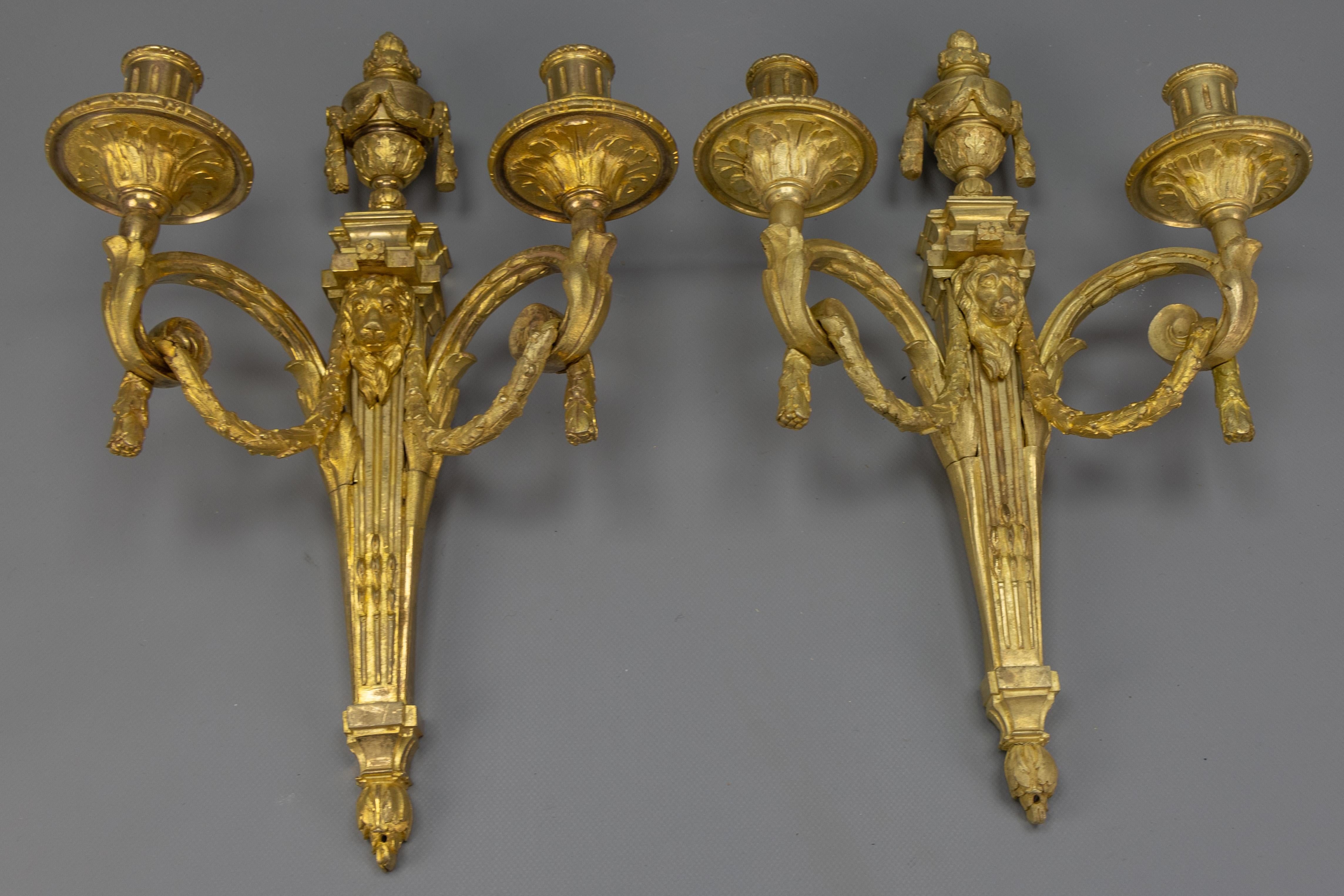 Coppia di candelabri da parete in bronzo francese con teste di leone, 1890 ca. in vendita 5