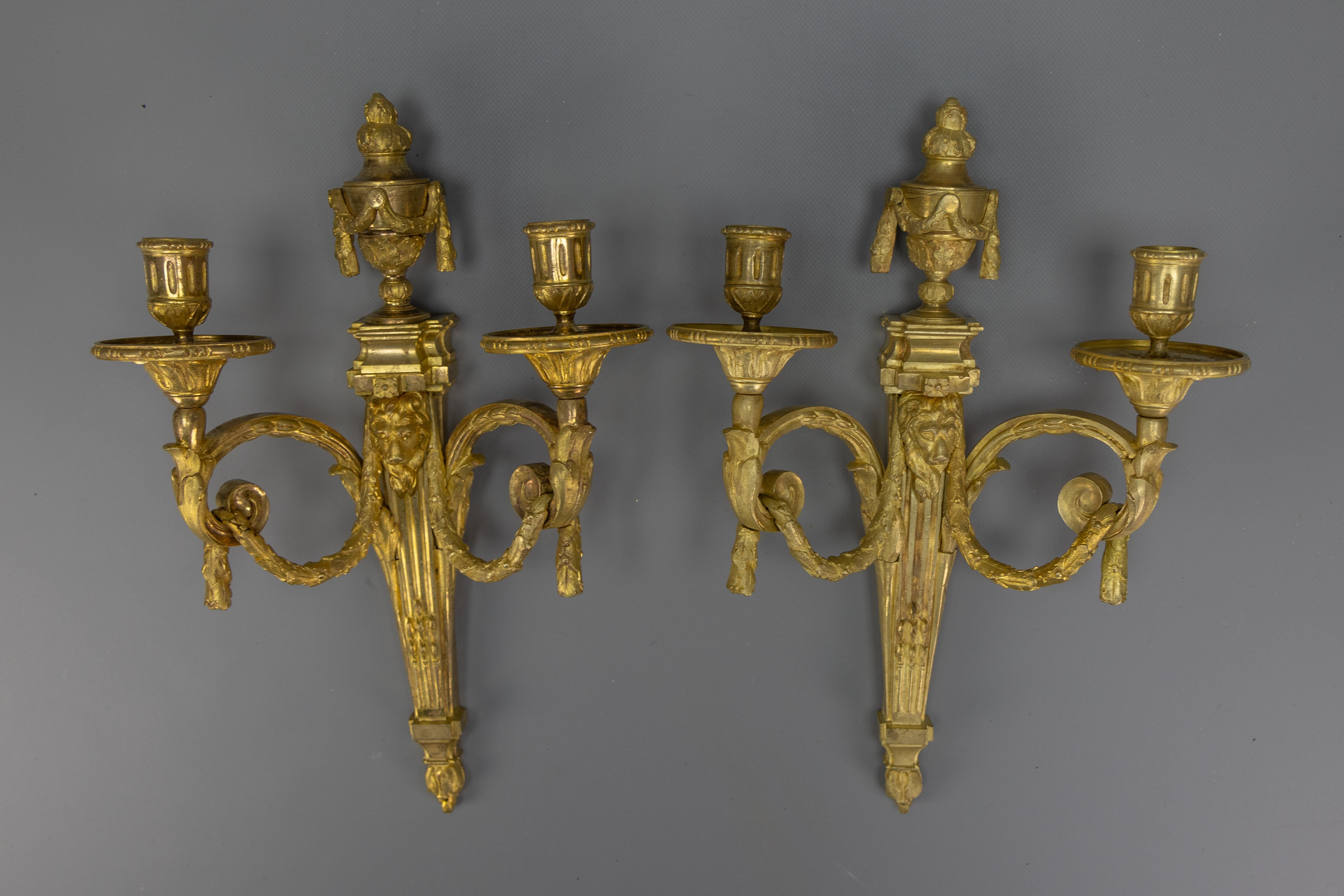 Coppia di candelabri da parete in bronzo francese con teste di leone, 1890 ca. in vendita 9
