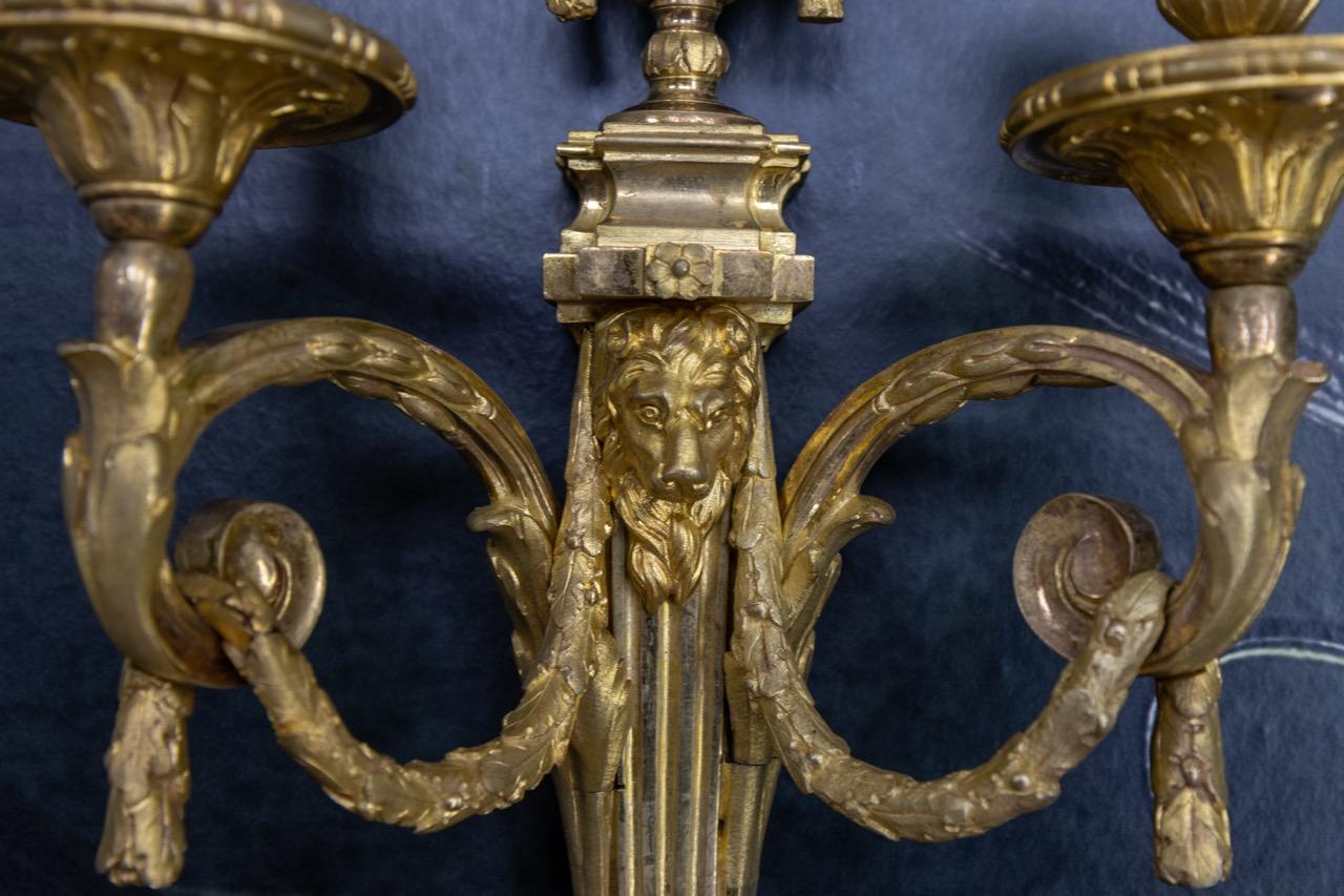 Neoclassico Coppia di candelabri da parete in bronzo francese con teste di leone, 1890 ca. in vendita