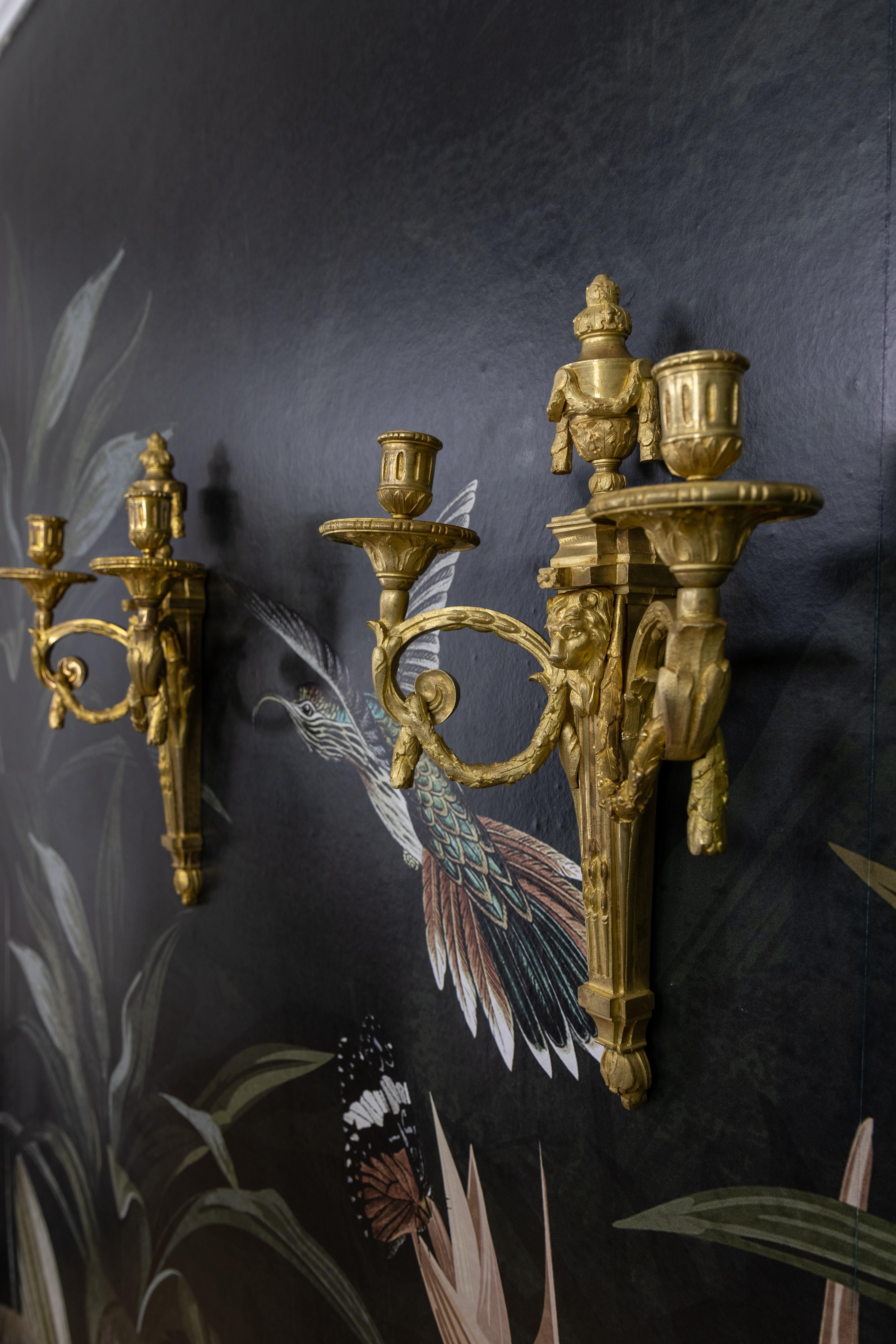 Francese Coppia di candelabri da parete in bronzo francese con teste di leone, 1890 ca. in vendita