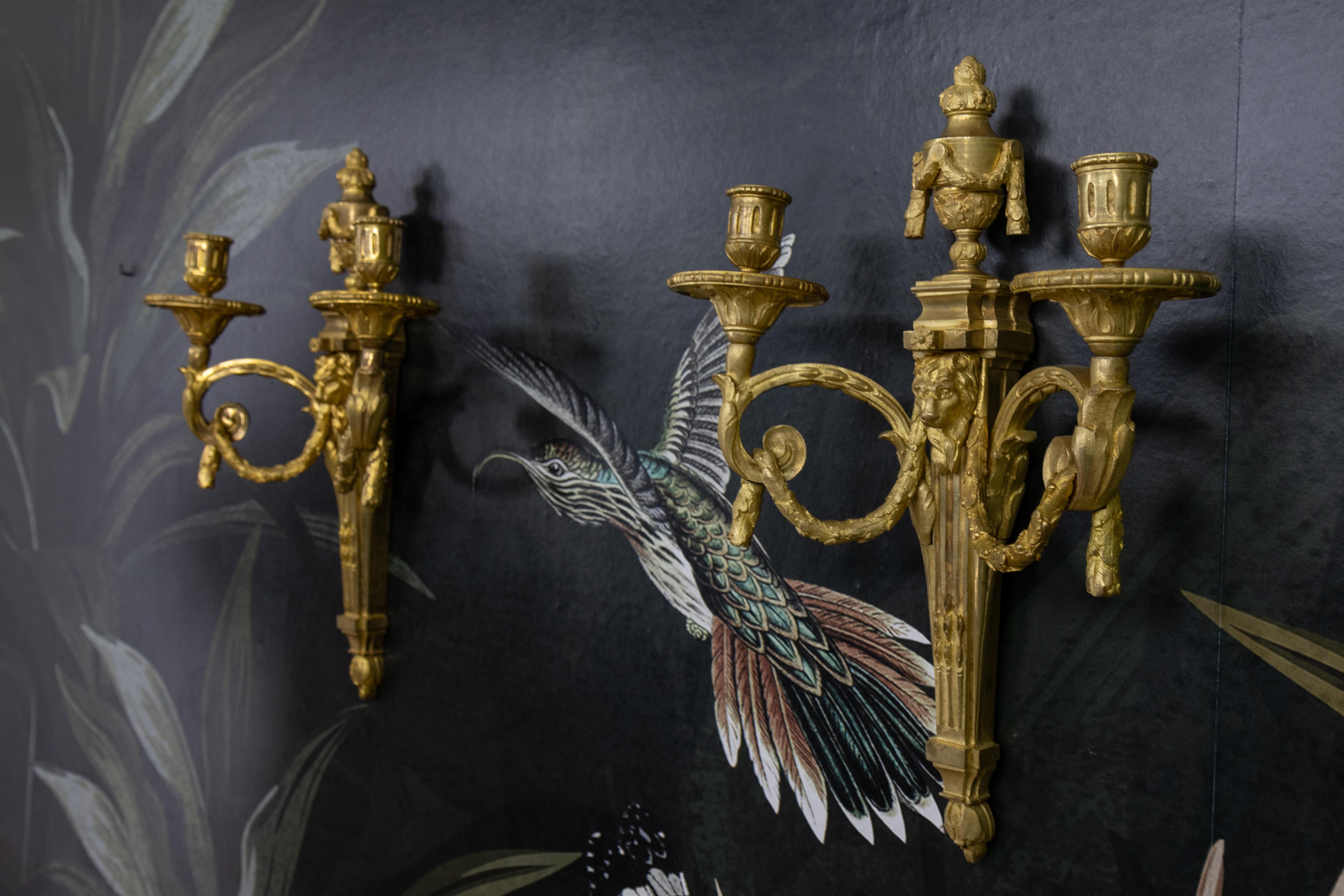 Coppia di candelabri da parete in bronzo francese con teste di leone, 1890 ca. In condizioni buone in vendita a Barntrup, DE