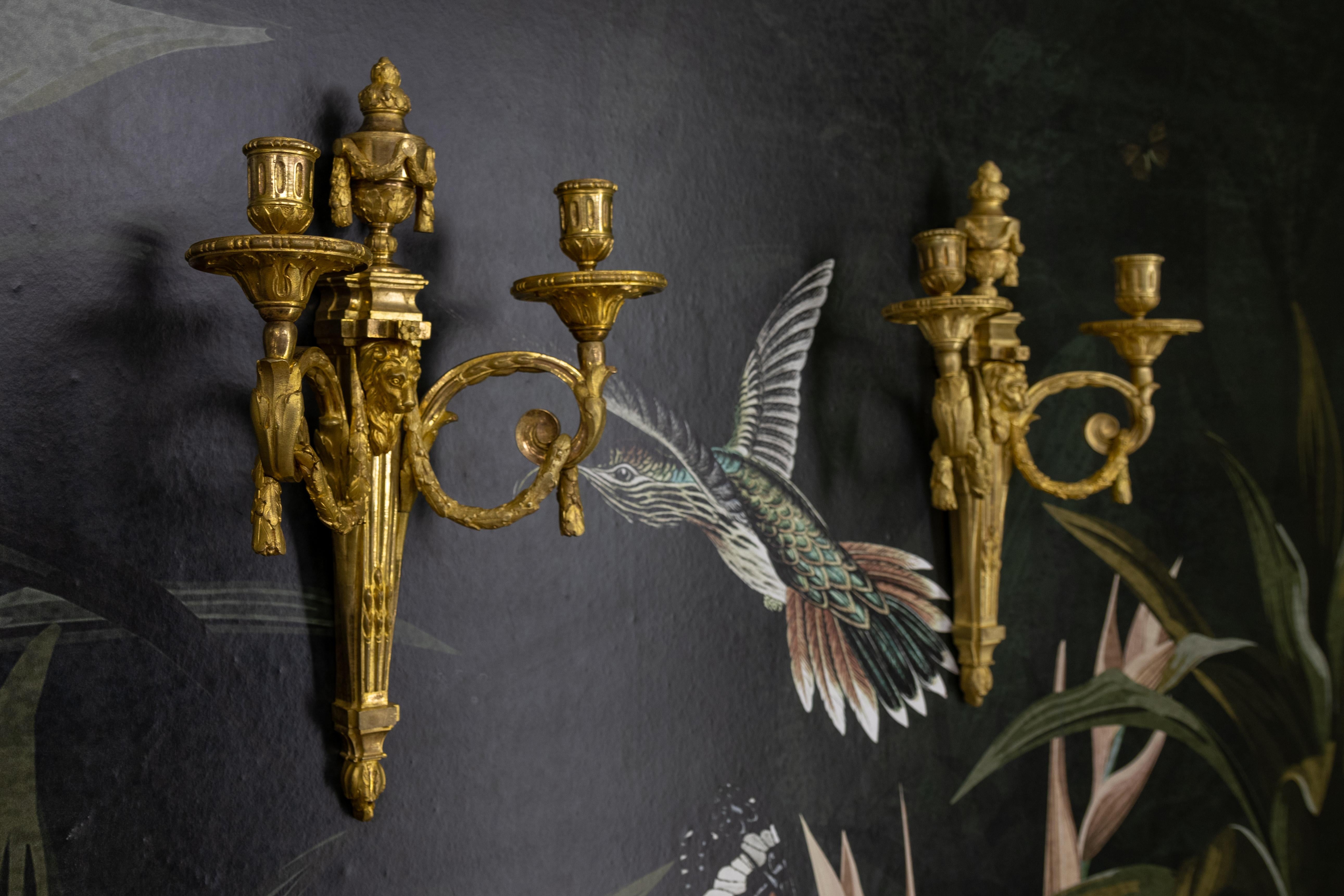 XIX secolo Coppia di candelabri da parete in bronzo francese con teste di leone, 1890 ca. in vendita