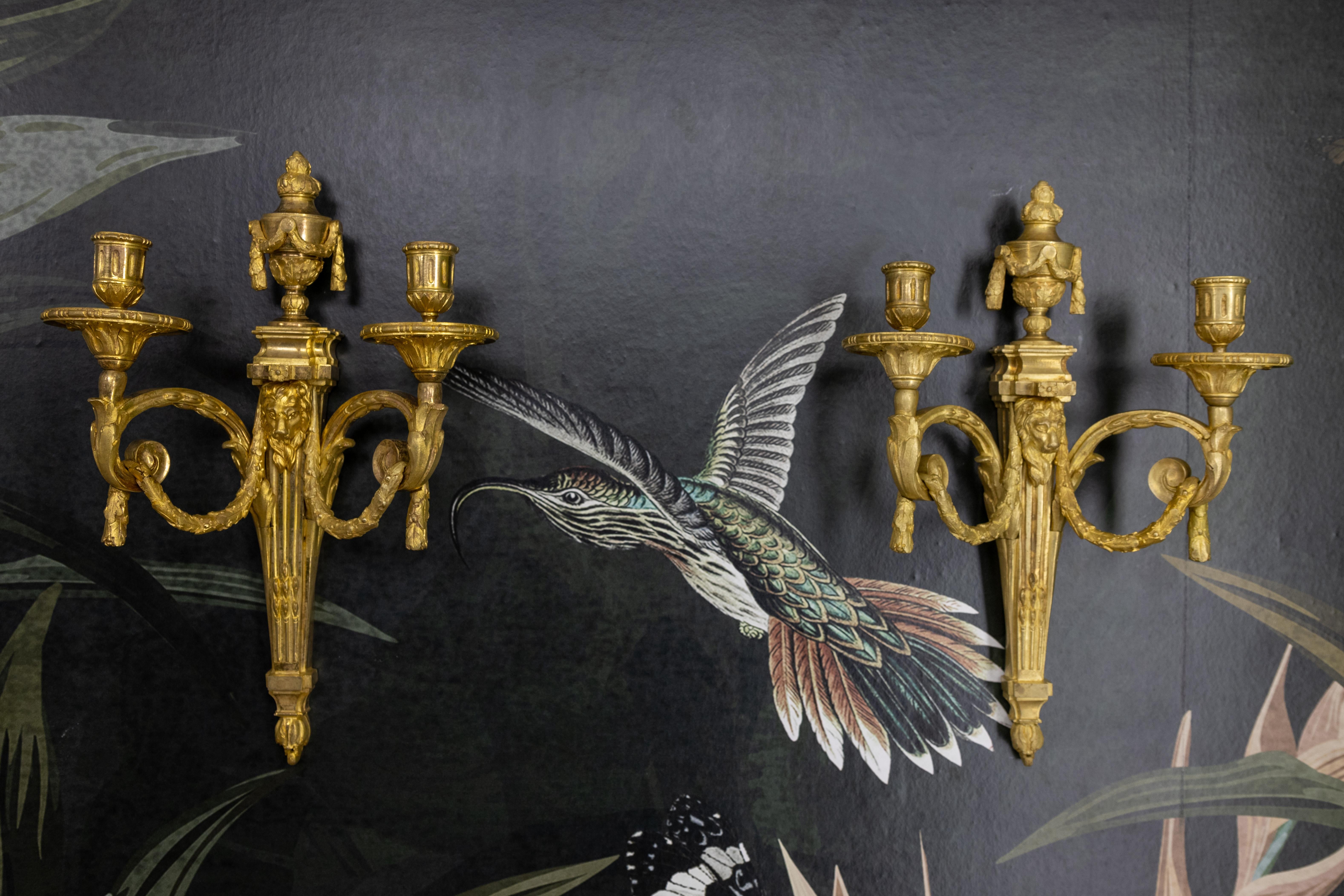 Coppia di candelabri da parete in bronzo francese con teste di leone, 1890 ca. in vendita 2