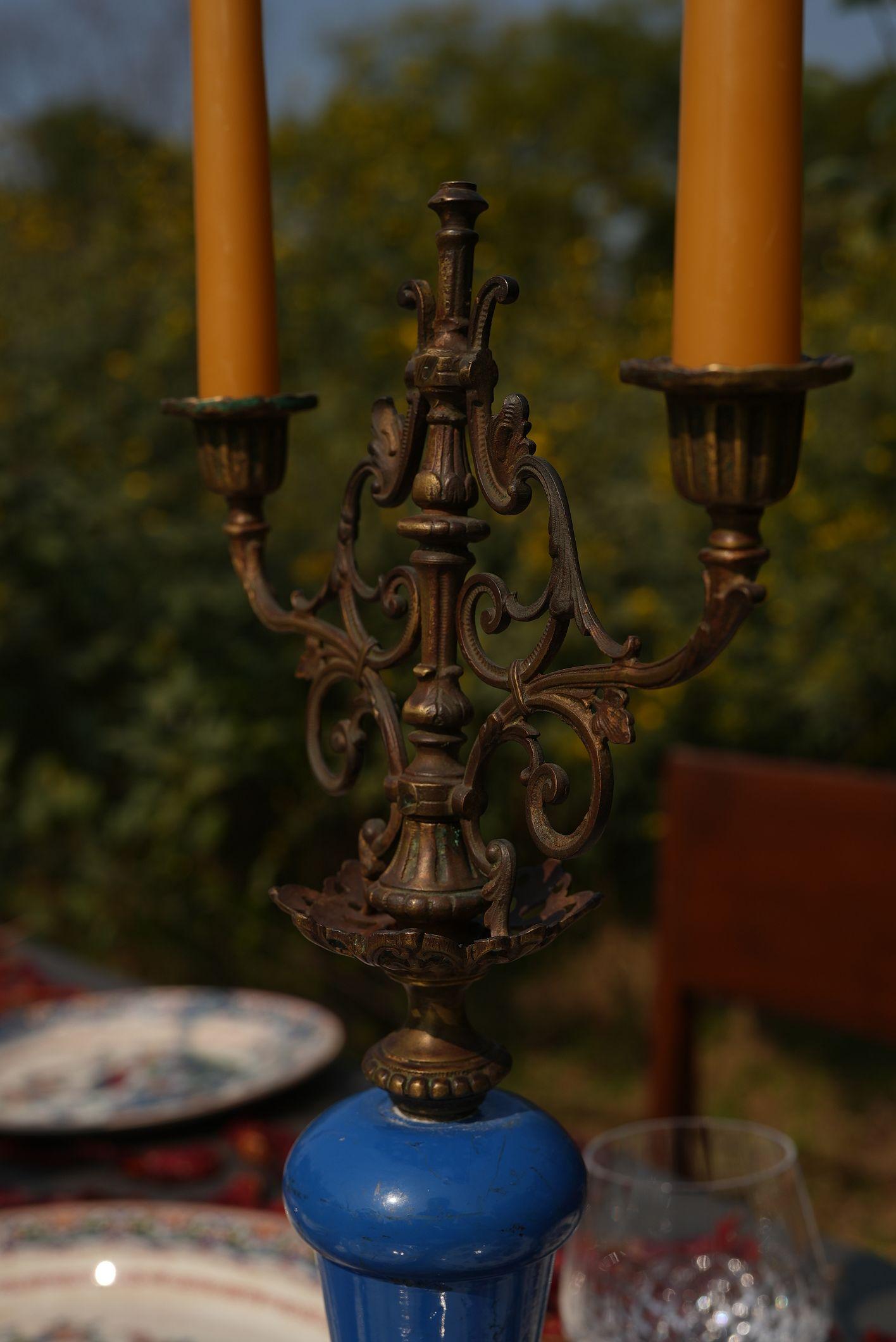 Un'impressionante coppia di candelabri francesi del XIX secolo che sposano magnificamente l'intricata lavorazione del bronzo dorato con la profonda e luminosa tonalità del vetro opalino blu cobalto. Ogni candelabro presenta tre portacandele