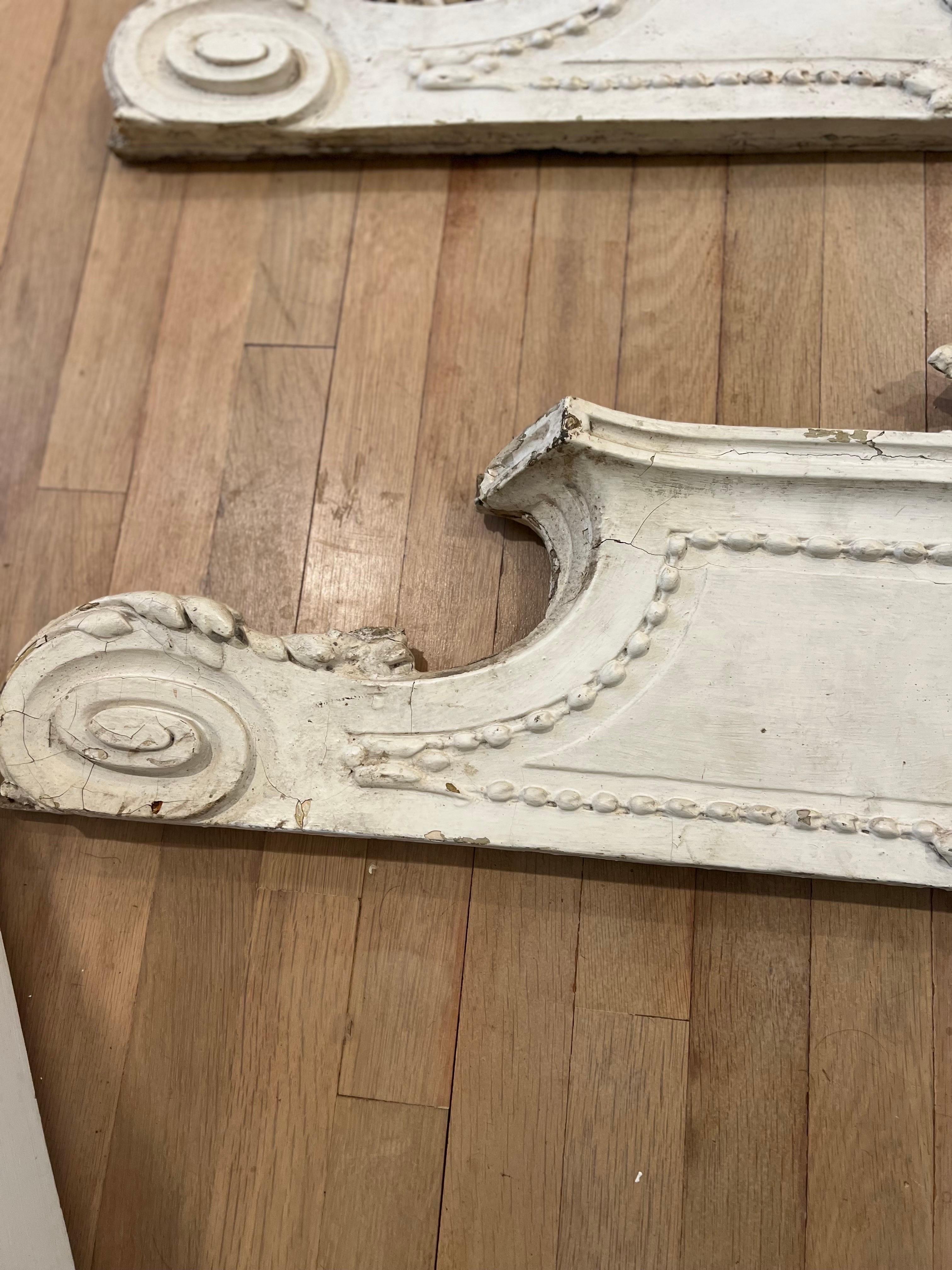 Paire de fragments de fronton en bois architectural sculpté français d'antiquités/Remnants  en vente 2