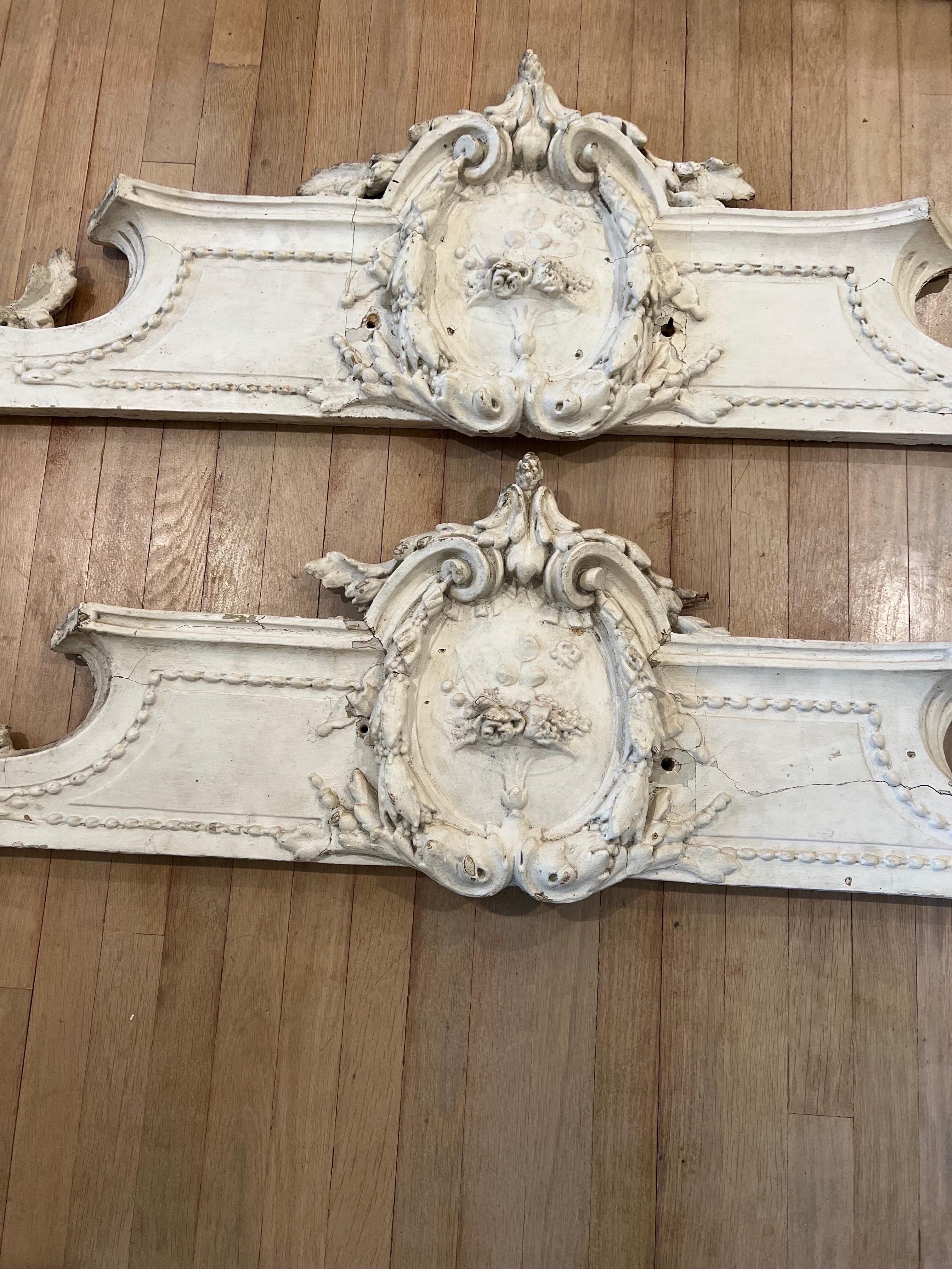 Provincial français Paire de fragments de fronton en bois architectural sculpté français d'antiquités/Remnants  en vente