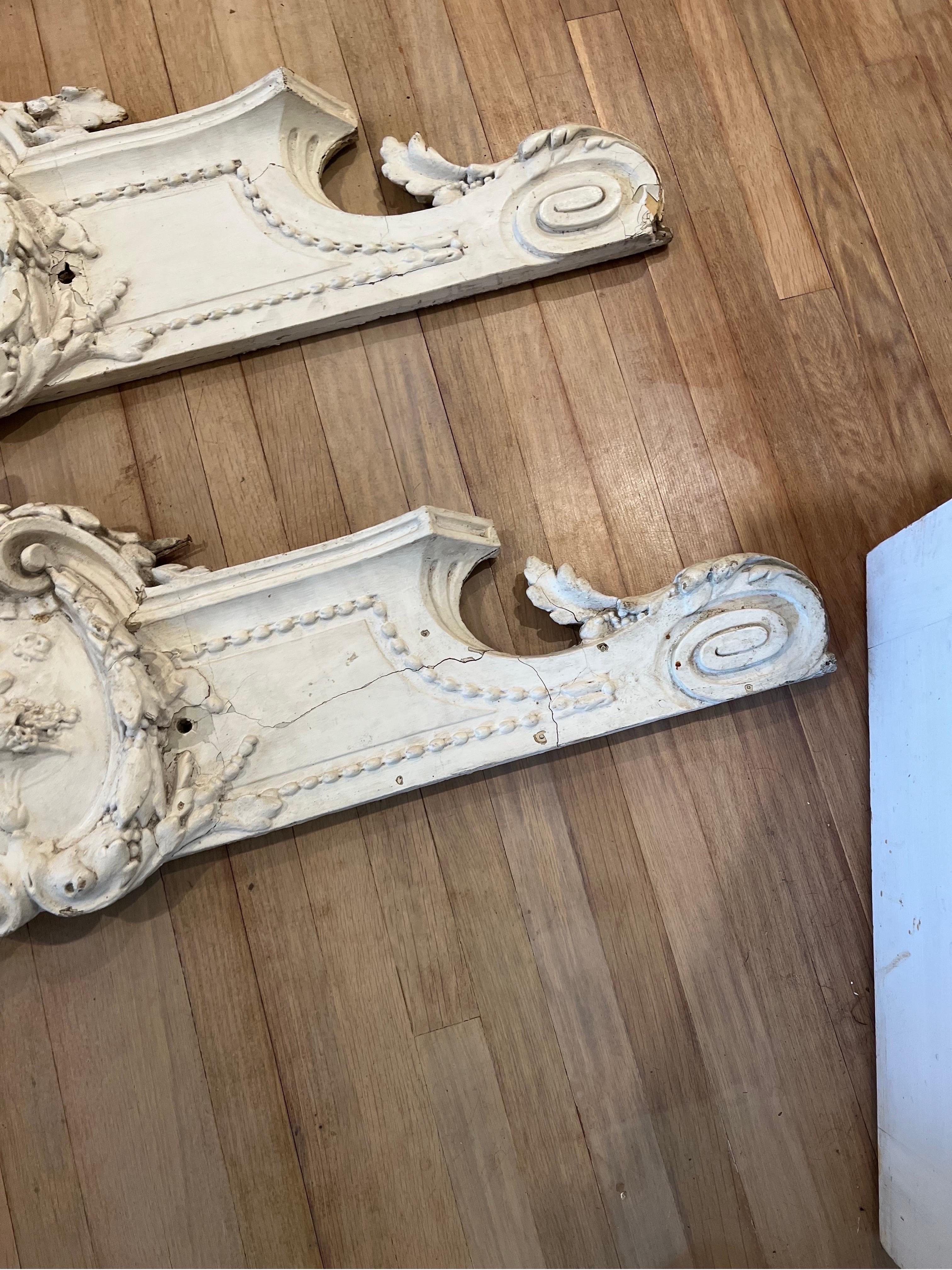 Français Paire de fragments de fronton en bois architectural sculpté français d'antiquités/Remnants  en vente
