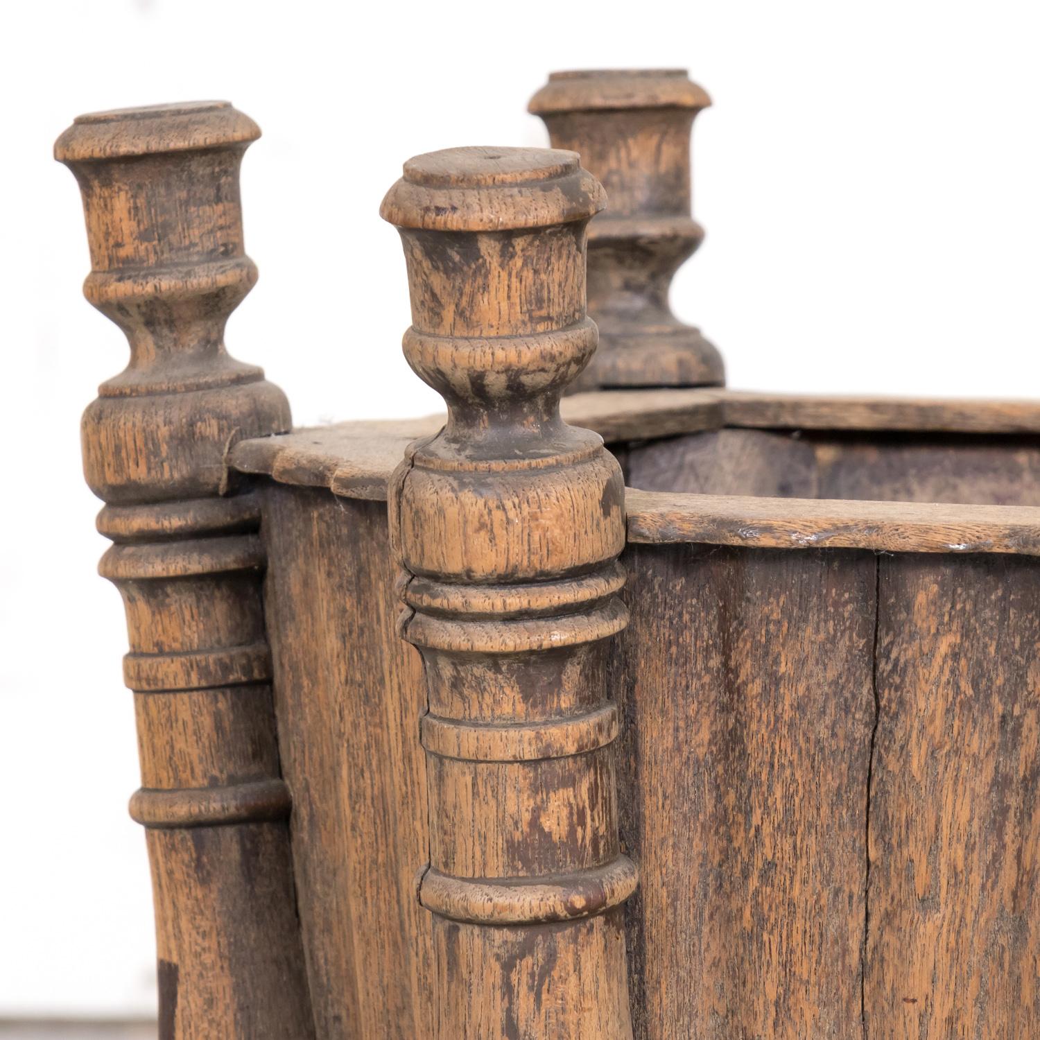 Paire de jardinières ou jardinières hexagonales françaises anciennes en chêne sculpté en vente 2