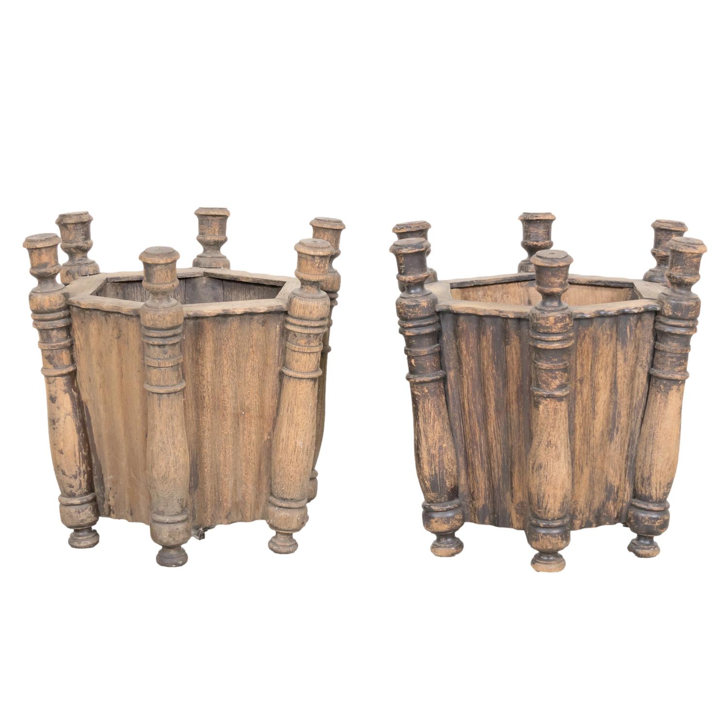 Paar antike französische geschnitzte Eiche sechseckige Pflanzgefäße oder Jardinieres