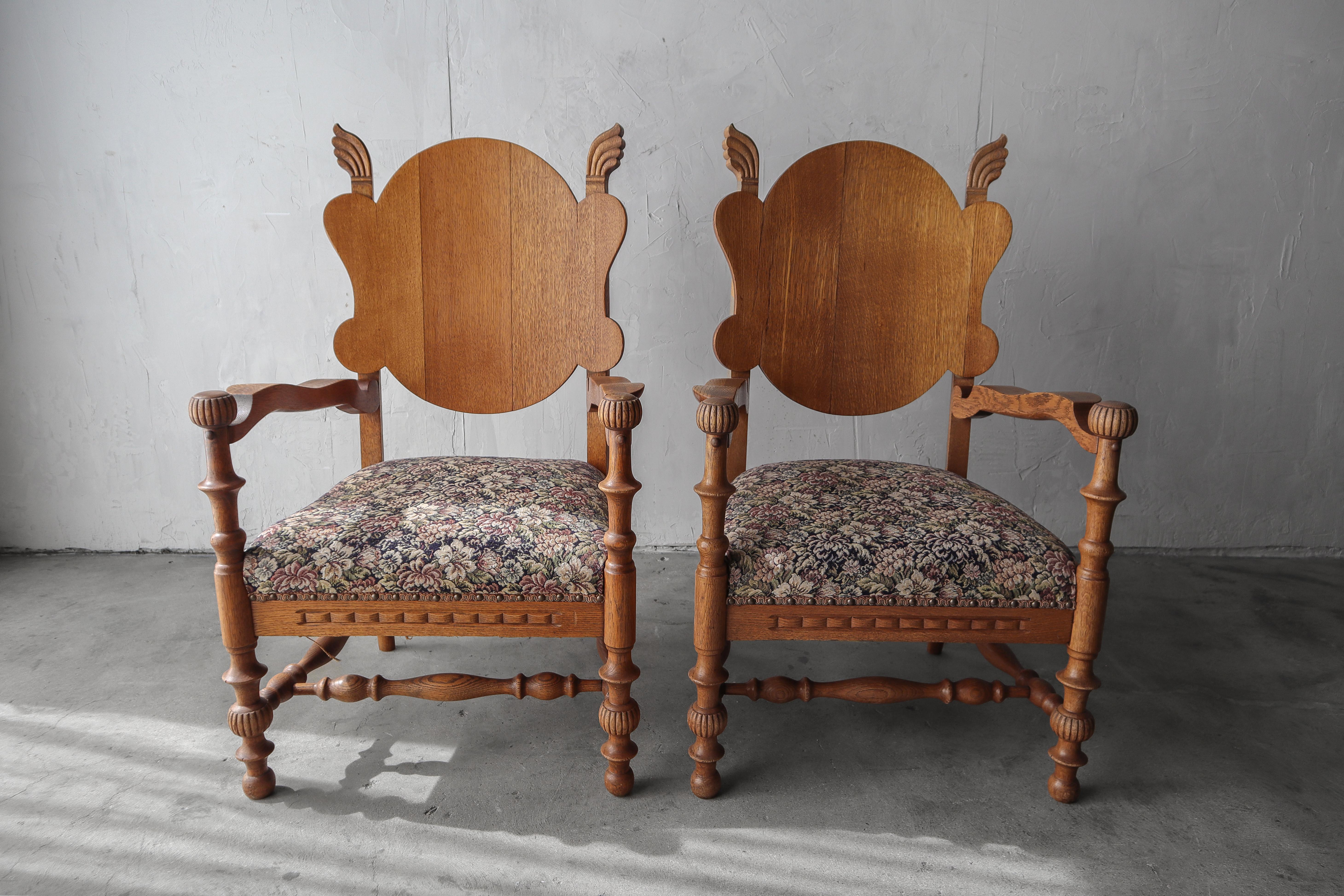 Unglaubliches Beispiel für antike geschnitzte Eichenstühle.  Diese Stühle haben wunderschöne geschnitzte Details, gebogene Rückenlehnen aus Eichenschichtholz und originale Sitze mit Blumentapeten.  Diese sind meiner Meinung nach der Inbegriff von