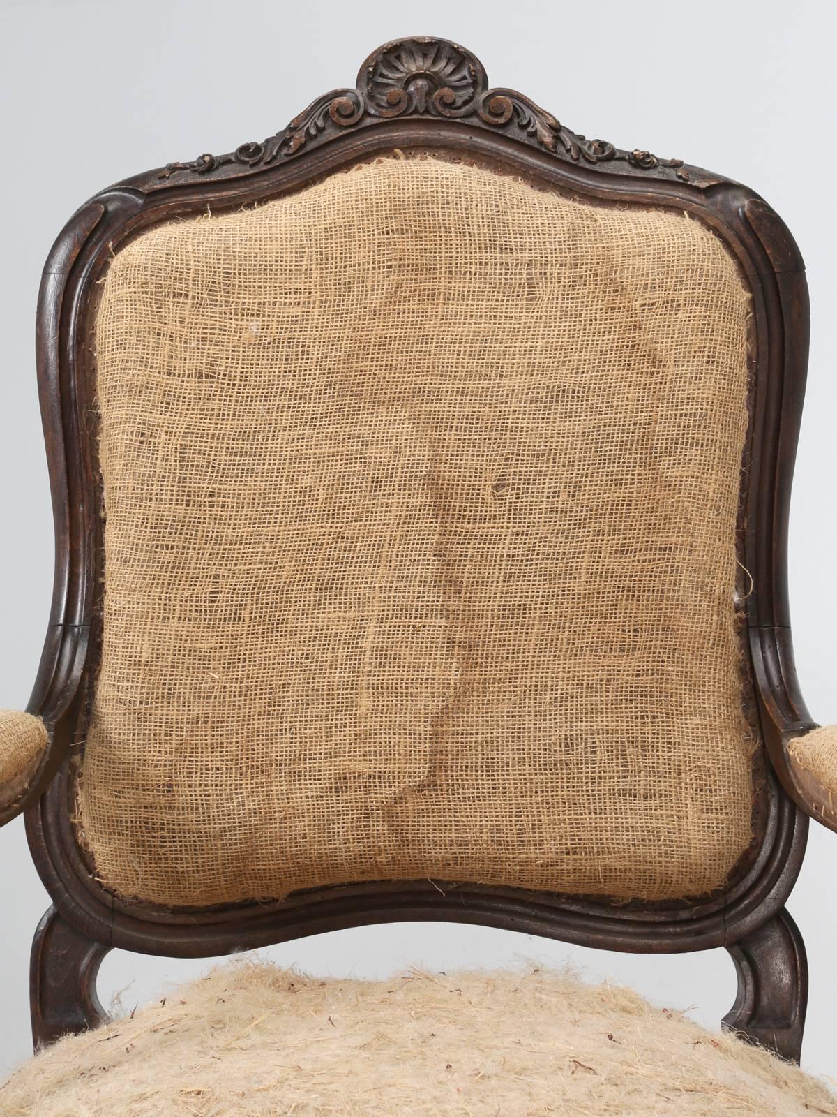 Antike französische Sessel, aufwändig handgeschnitzt in den späten 1800er Jahren, in vorgefundenem Zustand. Die beiden antiken französischen Sessel haben noch ihre ursprüngliche Polsterung aus Rosshaar und geschreddertem Kokos und sind mit einer