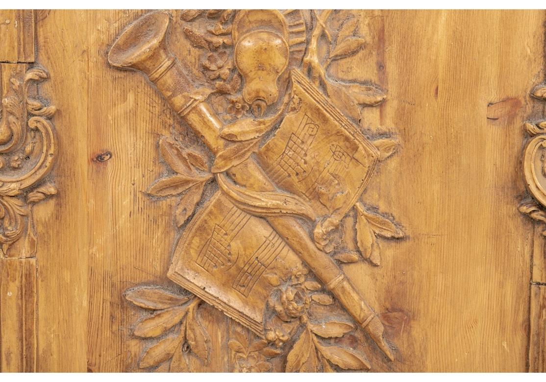 Provincial français Paire d'anciens panneaux de pin sculptés français en vente