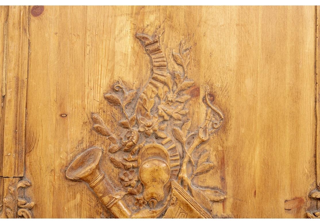 Paar antike französische geschnitzte Kiefernholztafeln (Handgeschnitzt) im Angebot