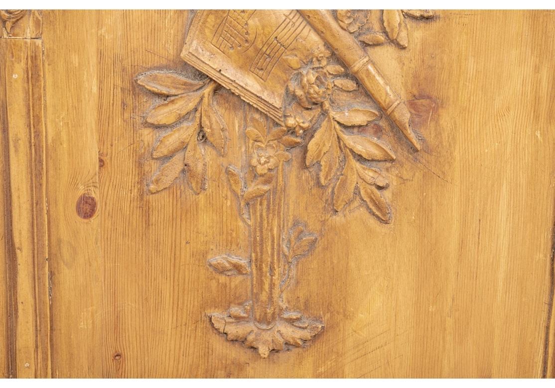 Paar antike französische geschnitzte Kiefernholztafeln im Zustand „Gut“ im Angebot in Bridgeport, CT