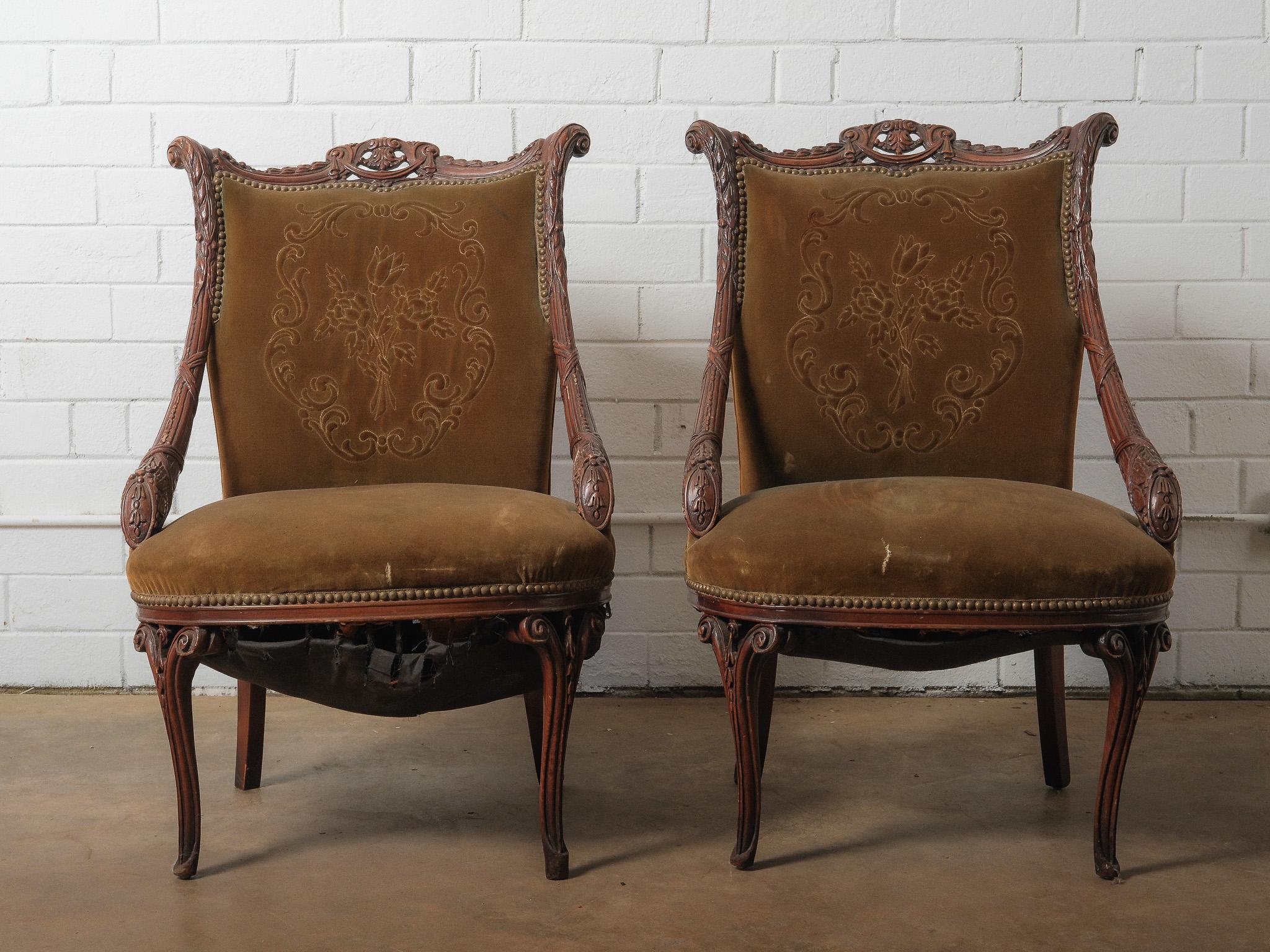 Luigi XV Coppia di antiche poltrone francesi in noce intagliato con rivestimento in velluto in vendita